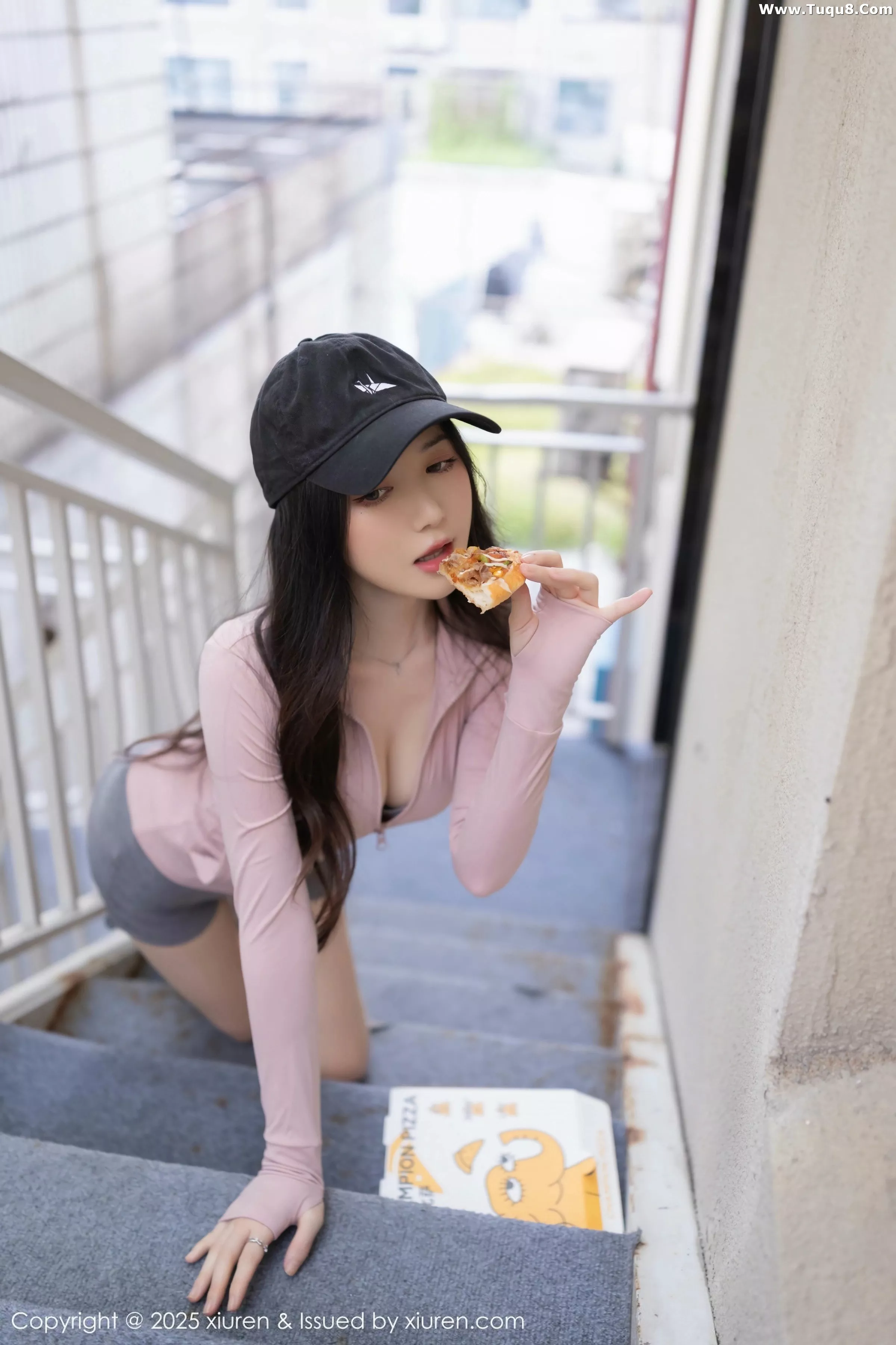 鱼子酱Fish粉色上衣配灰短裙露灰色内衣秀曼妙身材绝美写真 第 28 张