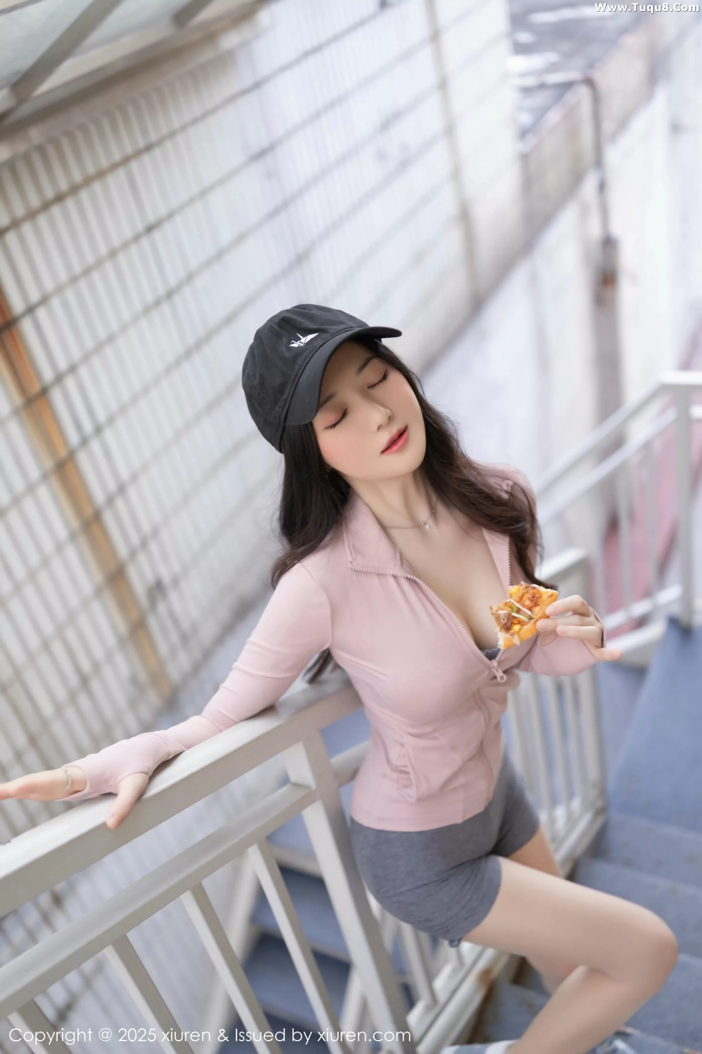 鱼子酱Fish粉色上衣配灰短裙露灰色内衣秀曼妙身材绝美写真 第 31 张
