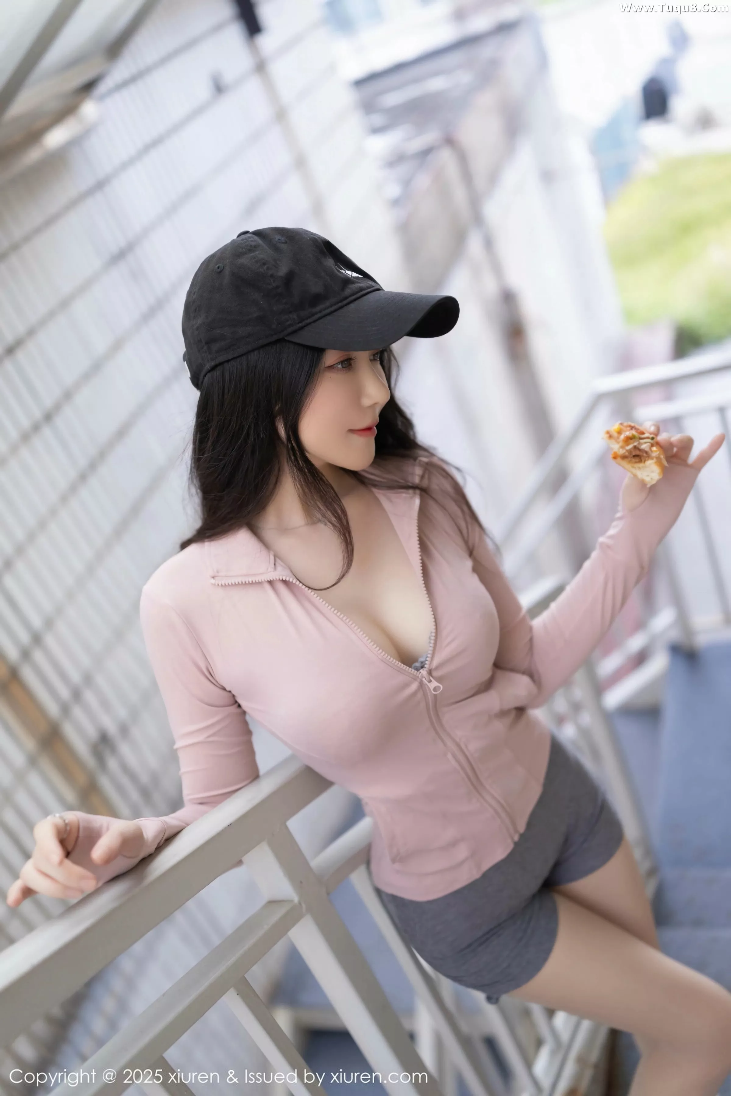 鱼子酱Fish粉色上衣配灰短裙露灰色内衣秀曼妙身材绝美写真 第 34 张