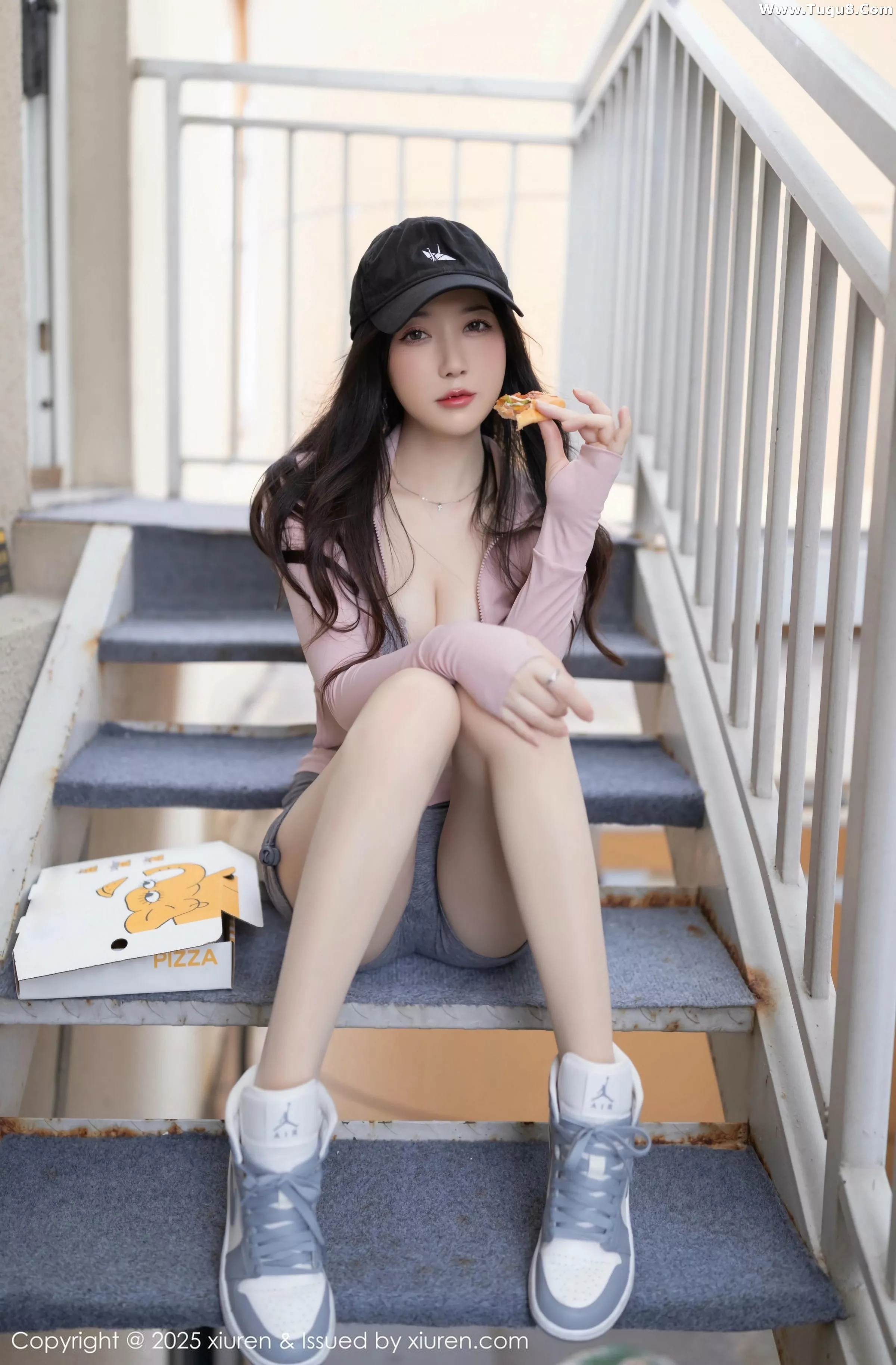 鱼子酱Fish粉色上衣配灰短裙露灰色内衣秀曼妙身材绝美写真 第 39 张