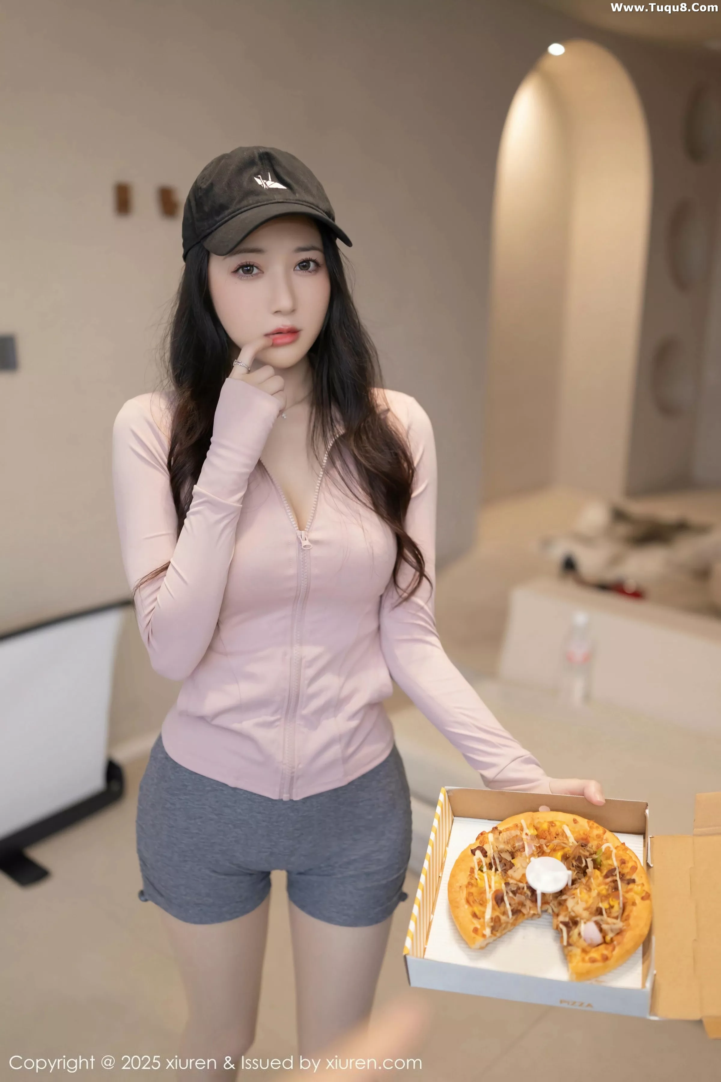 鱼子酱Fish粉色上衣配灰短裙露灰色内衣秀曼妙身材绝美写真 第 54 张