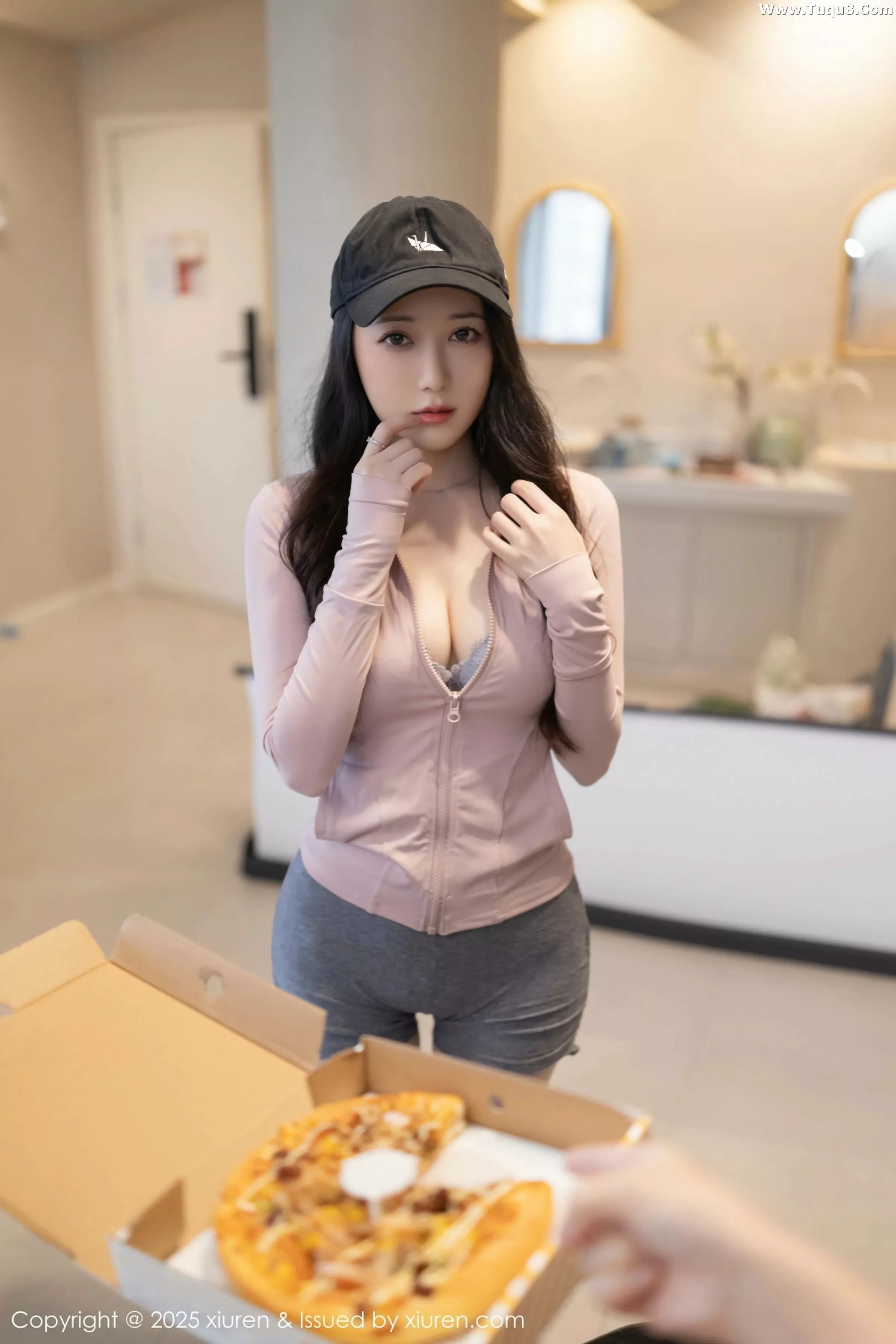 鱼子酱Fish粉色上衣配灰短裙露灰色内衣秀曼妙身材绝美写真 第 58 张