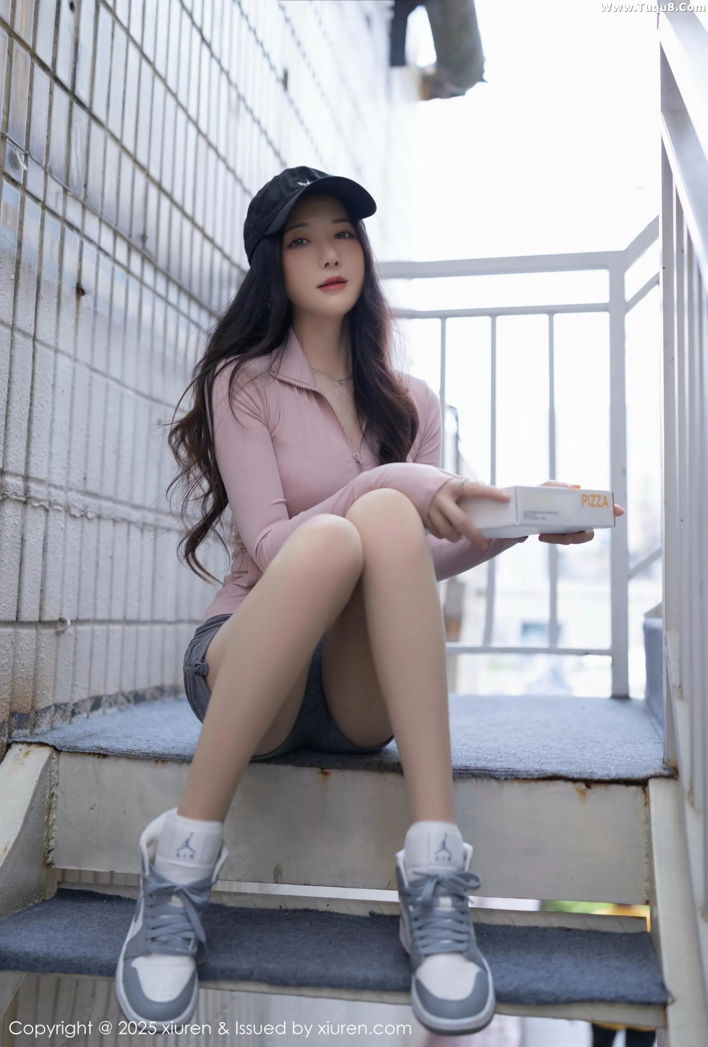 鱼子酱Fish粉色上衣配灰短裙露灰色内衣秀曼妙身材绝美写真 第 9 张