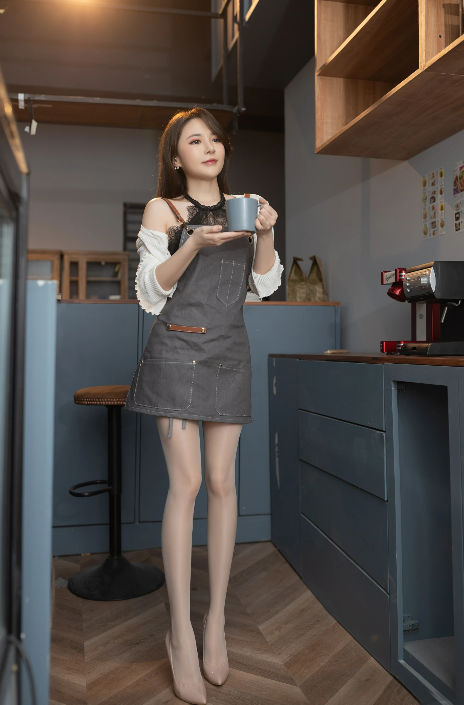 [秀人付费] 鱼子酱Fish 诱人私拍福利 旅人咖啡馆 第 28 张