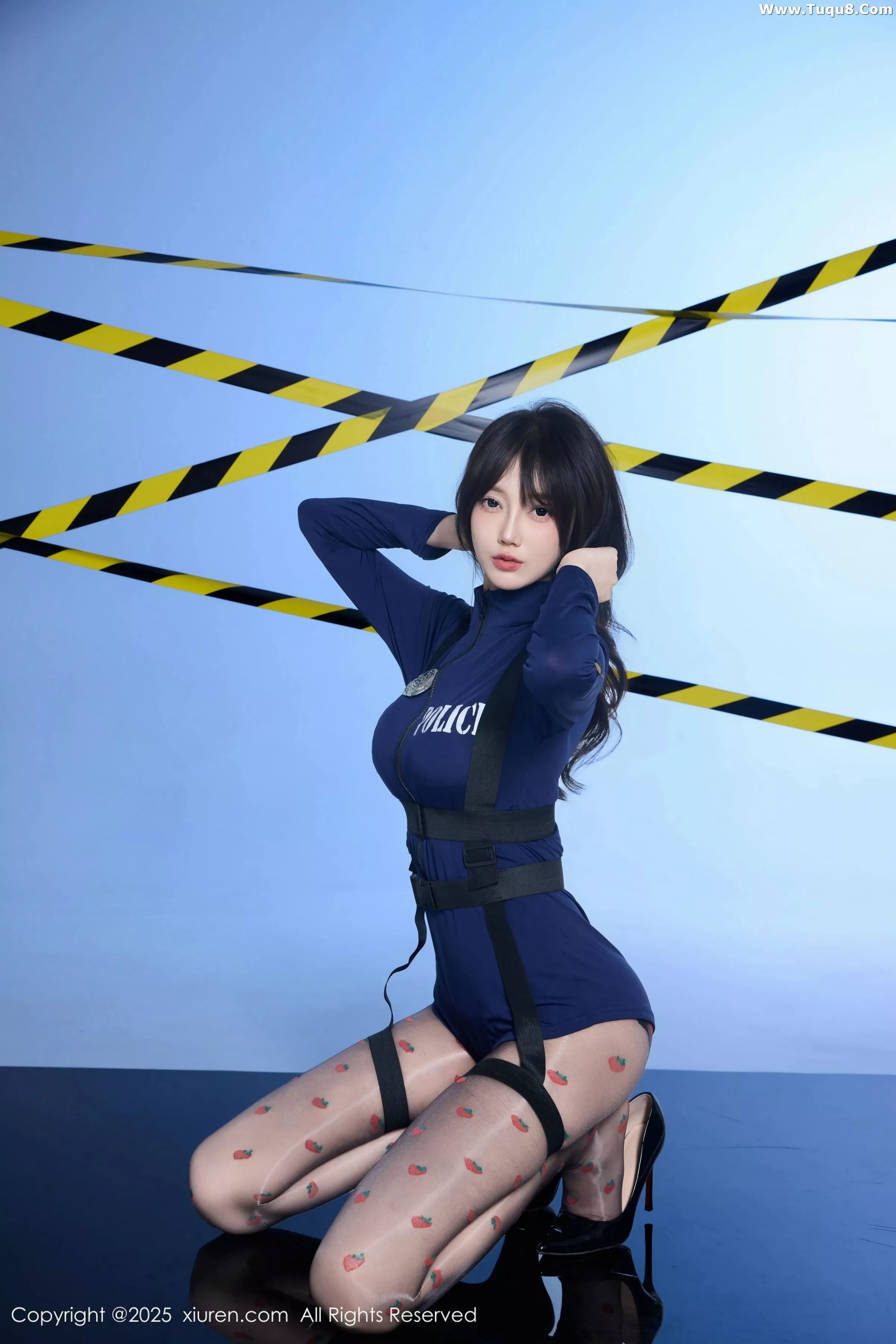 玥儿玥er性感制服配草莓黑丝+胶带裹身秀曼妙身姿绝美写真 第 2 张