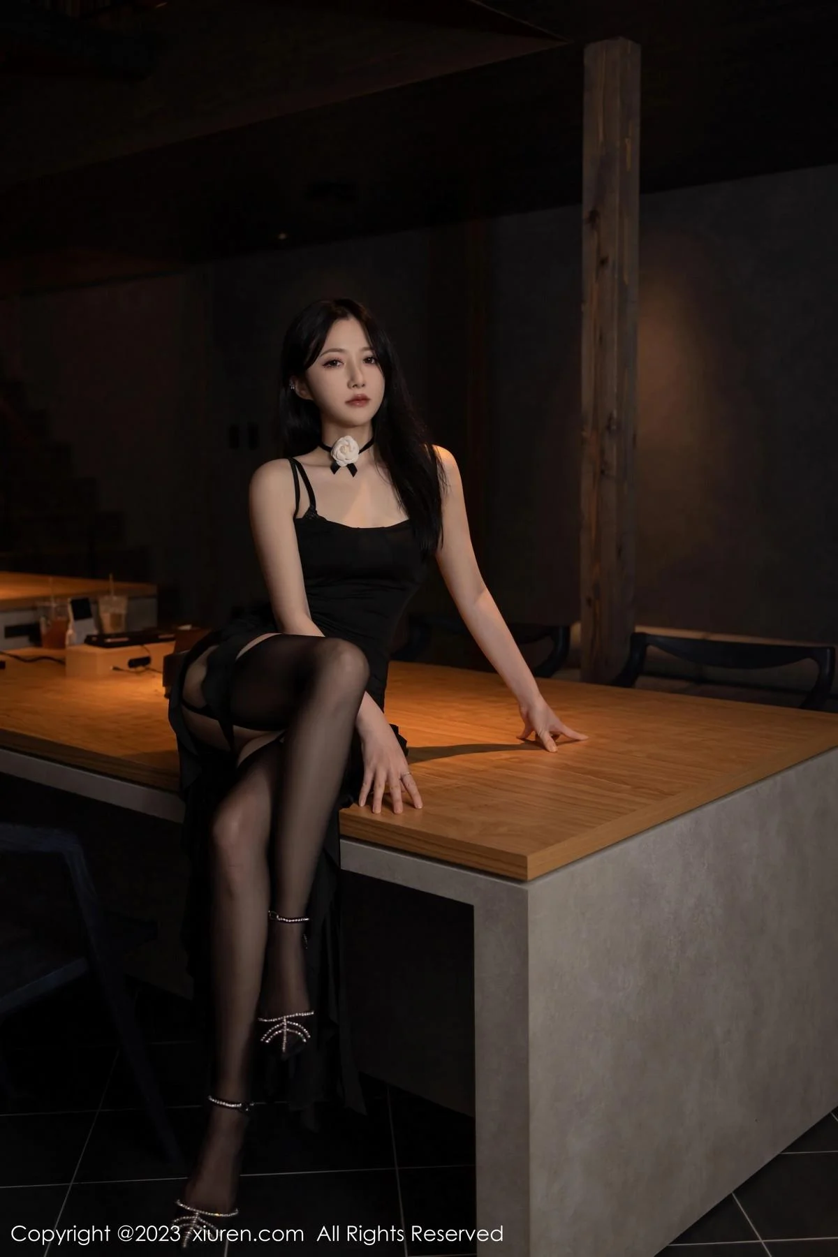 鱼子酱Fish黑色吊带裙露黑色薄纱内衣秀曼妙身姿绝美写真 第 1 张