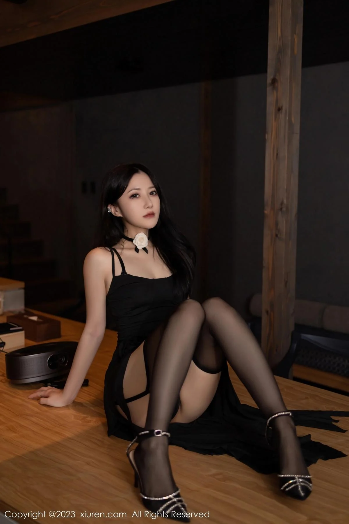 鱼子酱Fish黑色吊带裙露黑色薄纱内衣秀曼妙身姿绝美写真 第 4 张