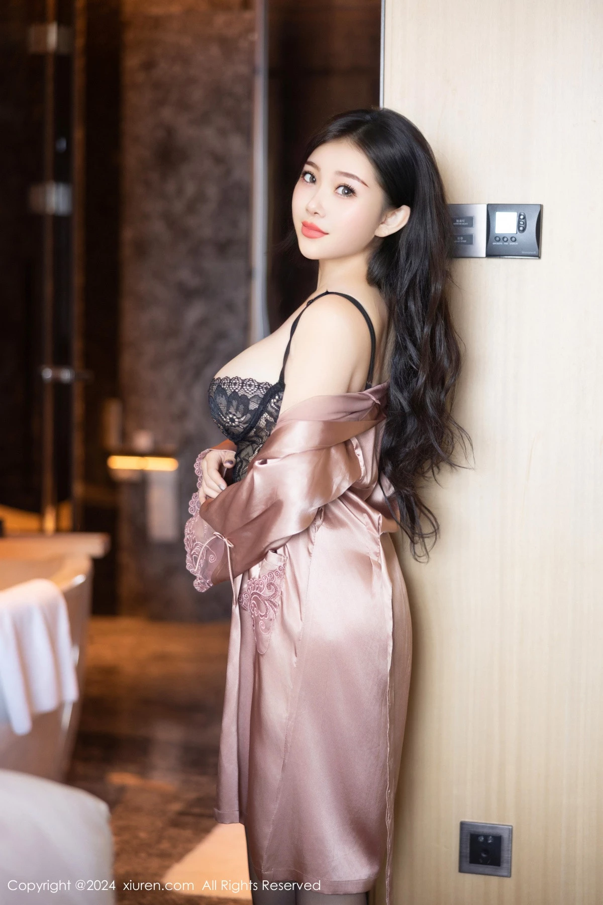 白洁bessie黑色情趣内衣配黑丝吊袜秀丰乳美臀绝美写真 第 7 张