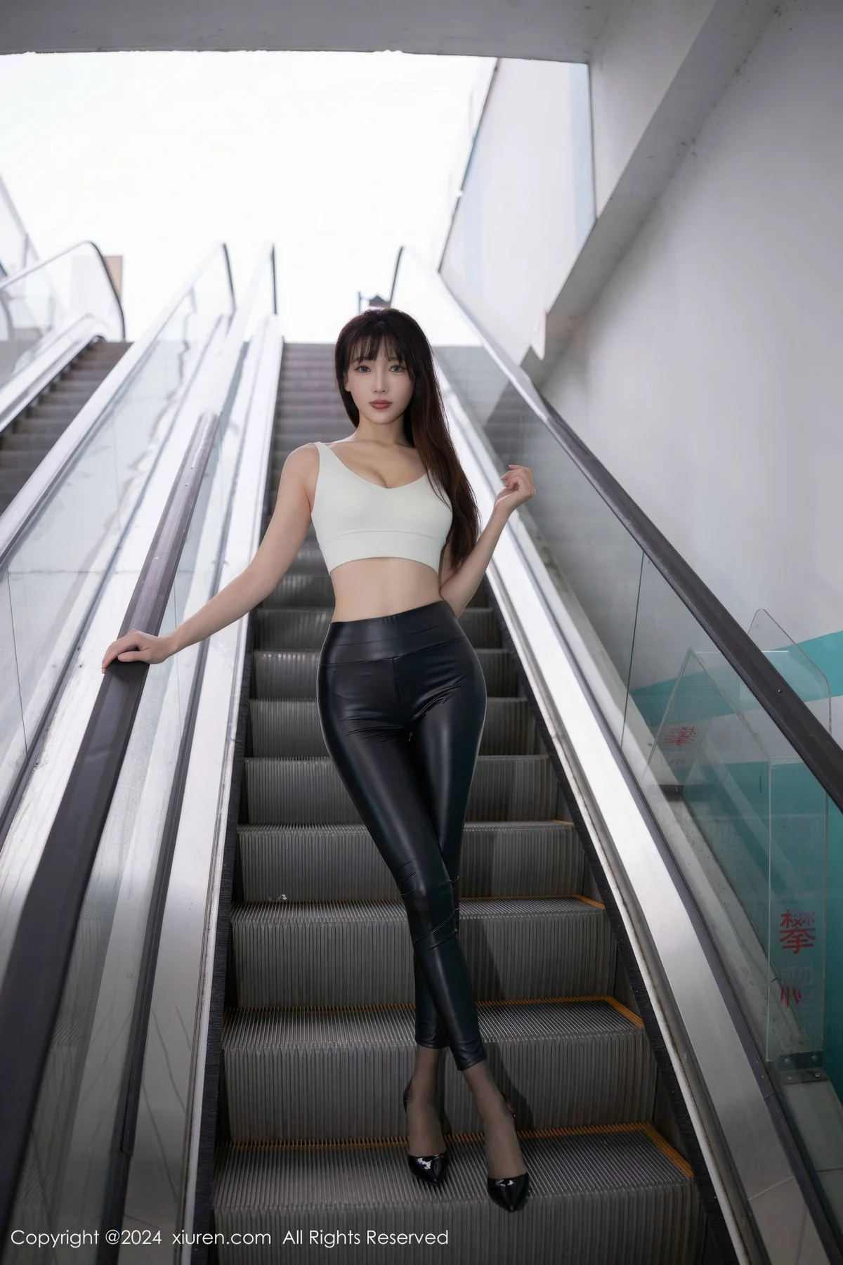陆萱萱性感白上衣配黑皮长裤露超薄黑丝秀翘臀美腿绝美写真 第 1 张