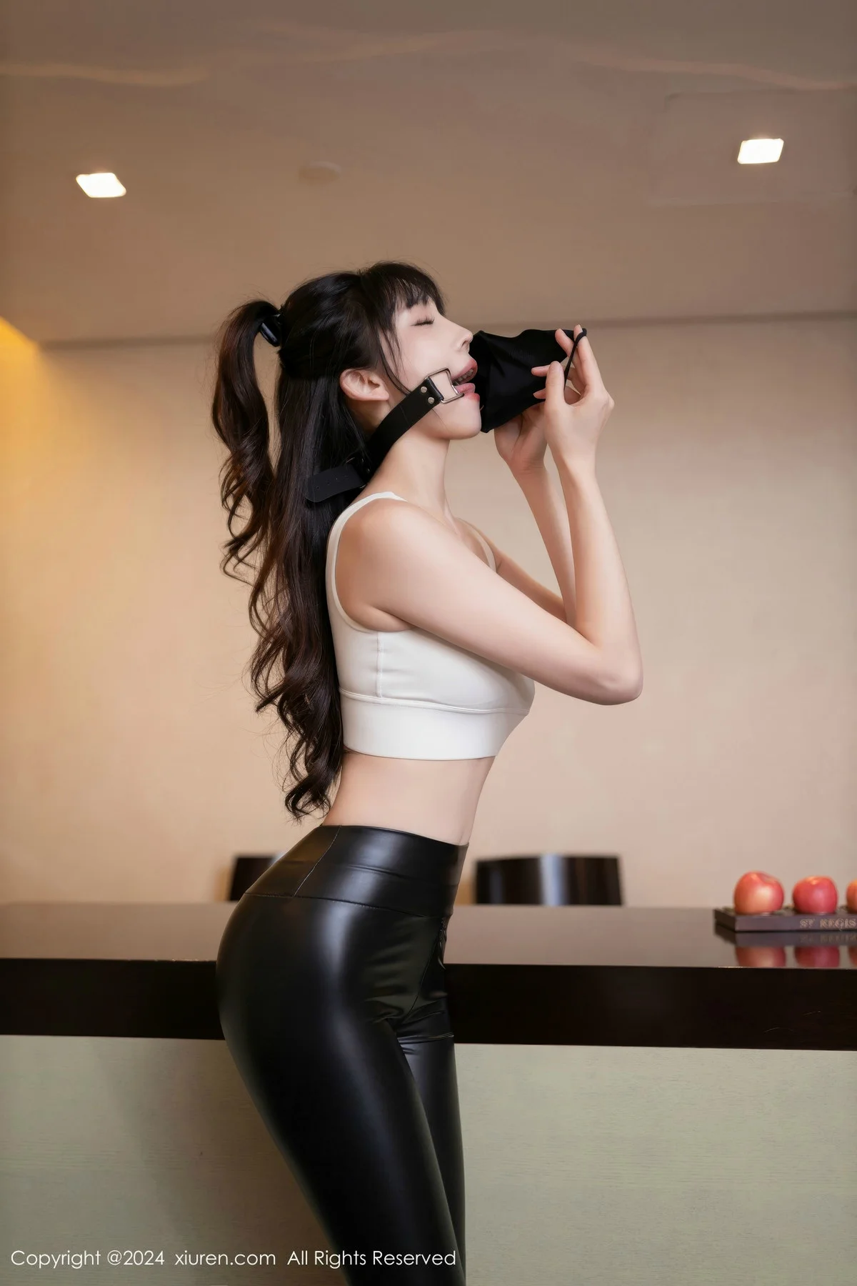 陆萱萱性感白上衣配黑皮长裤露超薄黑丝秀翘臀美腿绝美写真 第 14 张