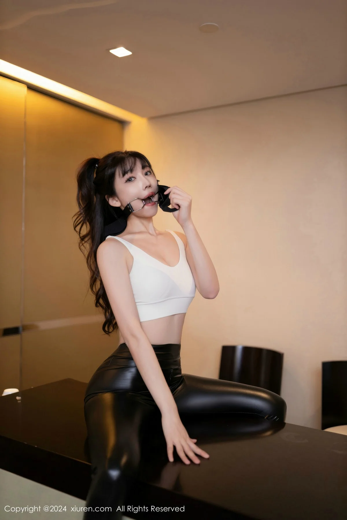 陆萱萱性感白上衣配黑皮长裤露超薄黑丝秀翘臀美腿绝美写真 第 16 张