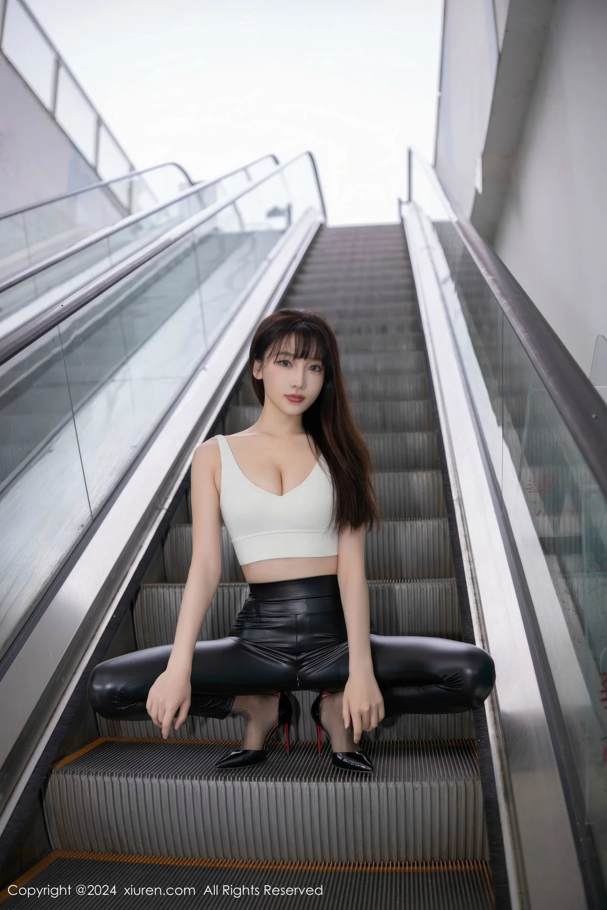 陆萱萱性感白上衣配黑皮长裤露超薄黑丝秀翘臀美腿绝美写真 第 2 张