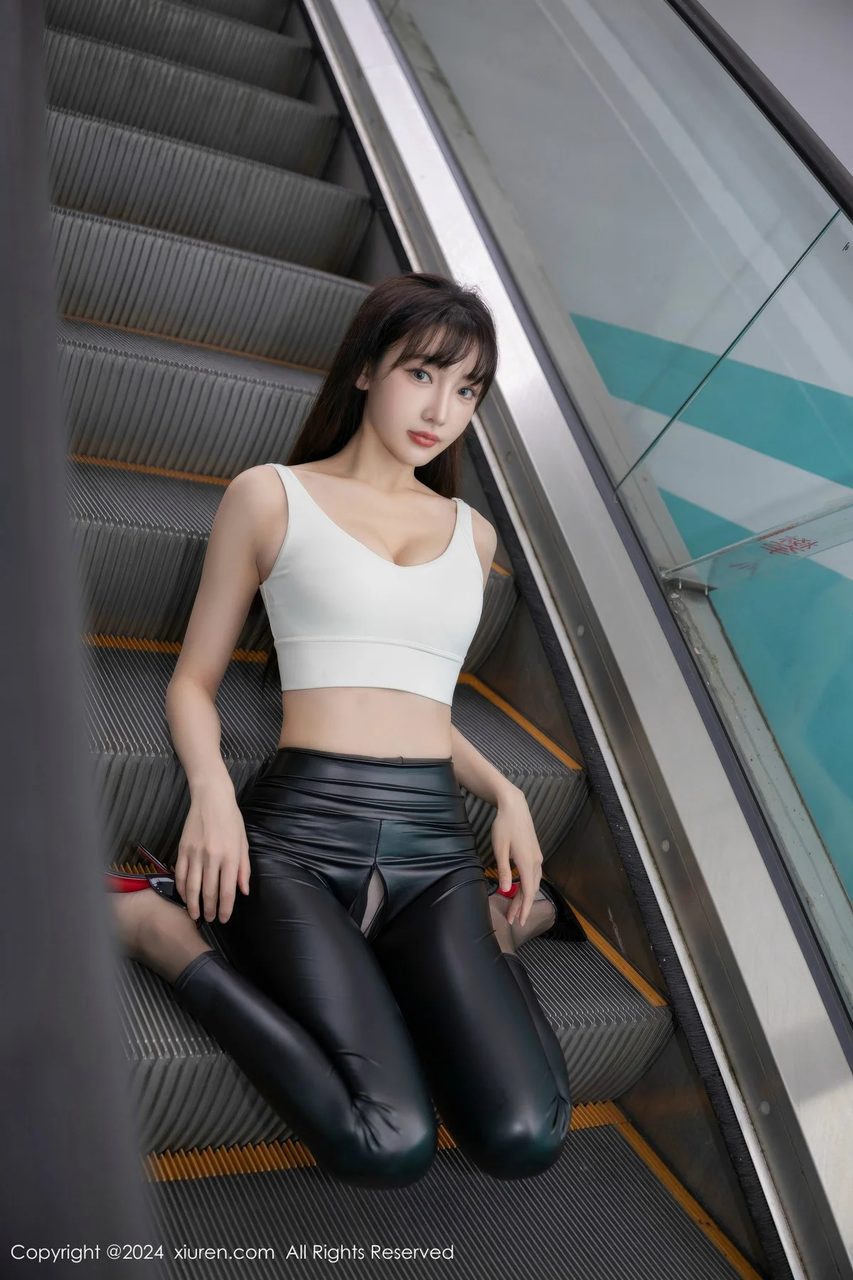 陆萱萱性感白上衣配黑皮长裤露超薄黑丝秀翘臀美腿绝美写真 第 3 张