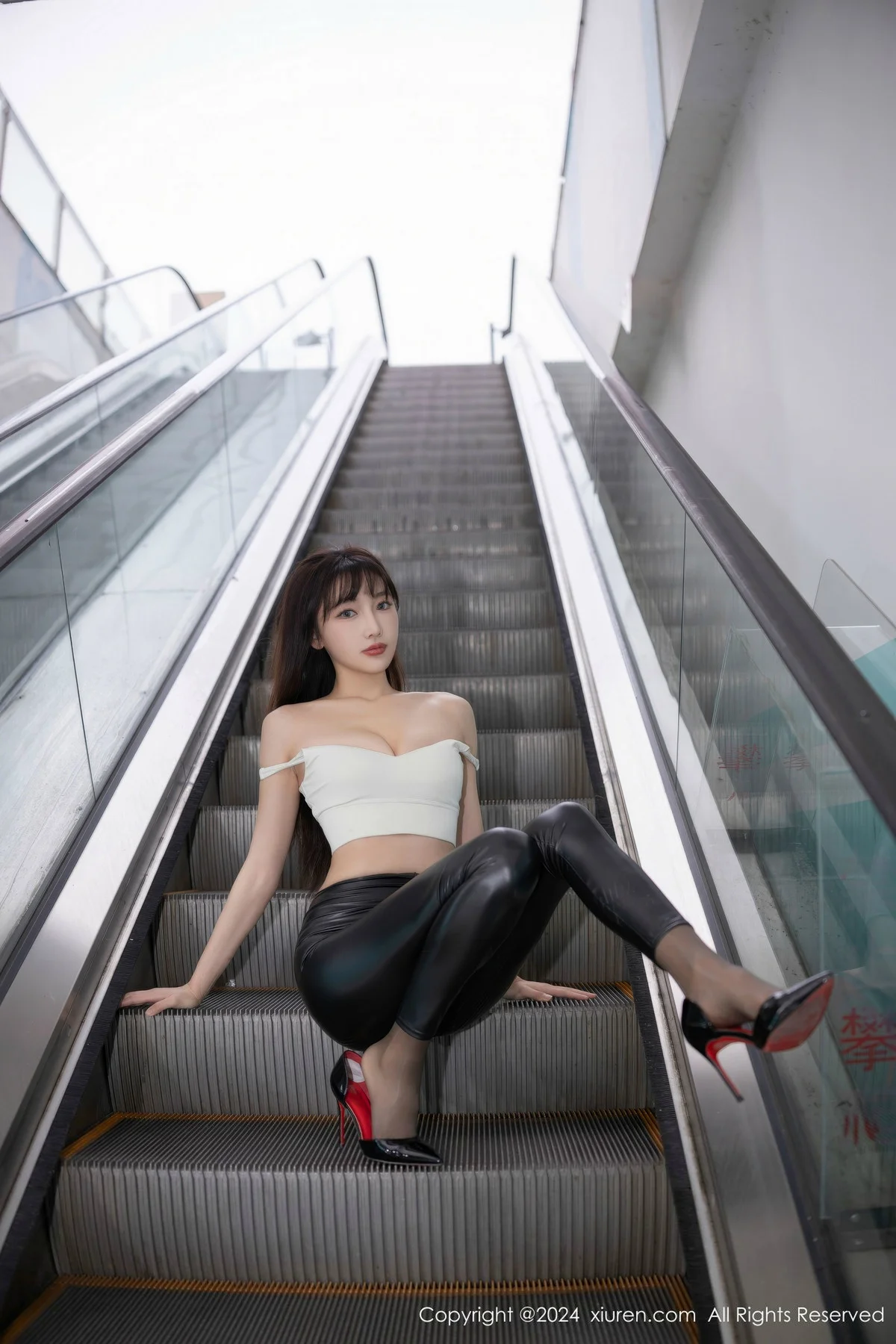 陆萱萱性感白上衣配黑皮长裤露超薄黑丝秀翘臀美腿绝美写真 第 4 张