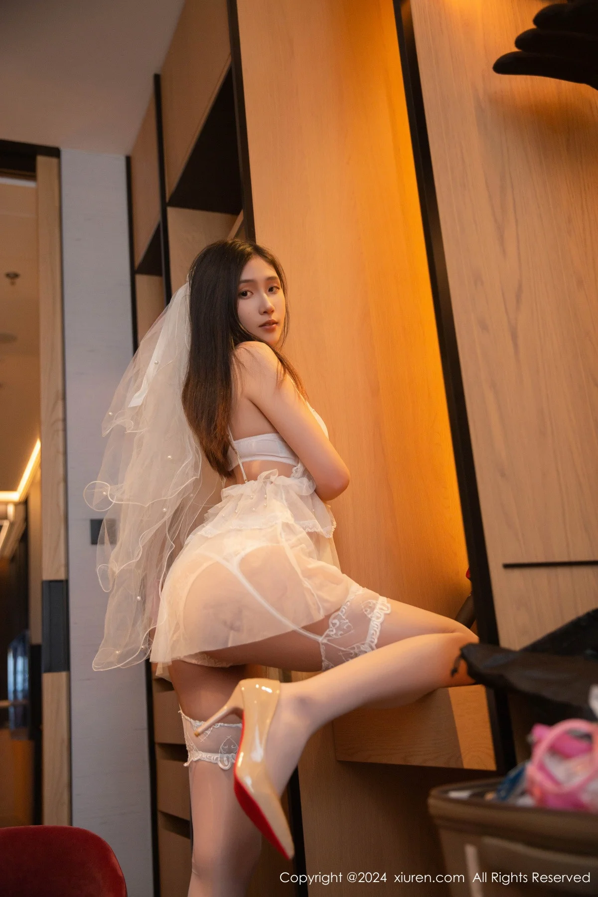 刘婷婷私房性感白色婚纱配白丝吊袜秀完美身材撩人绝美写真 第 13 张