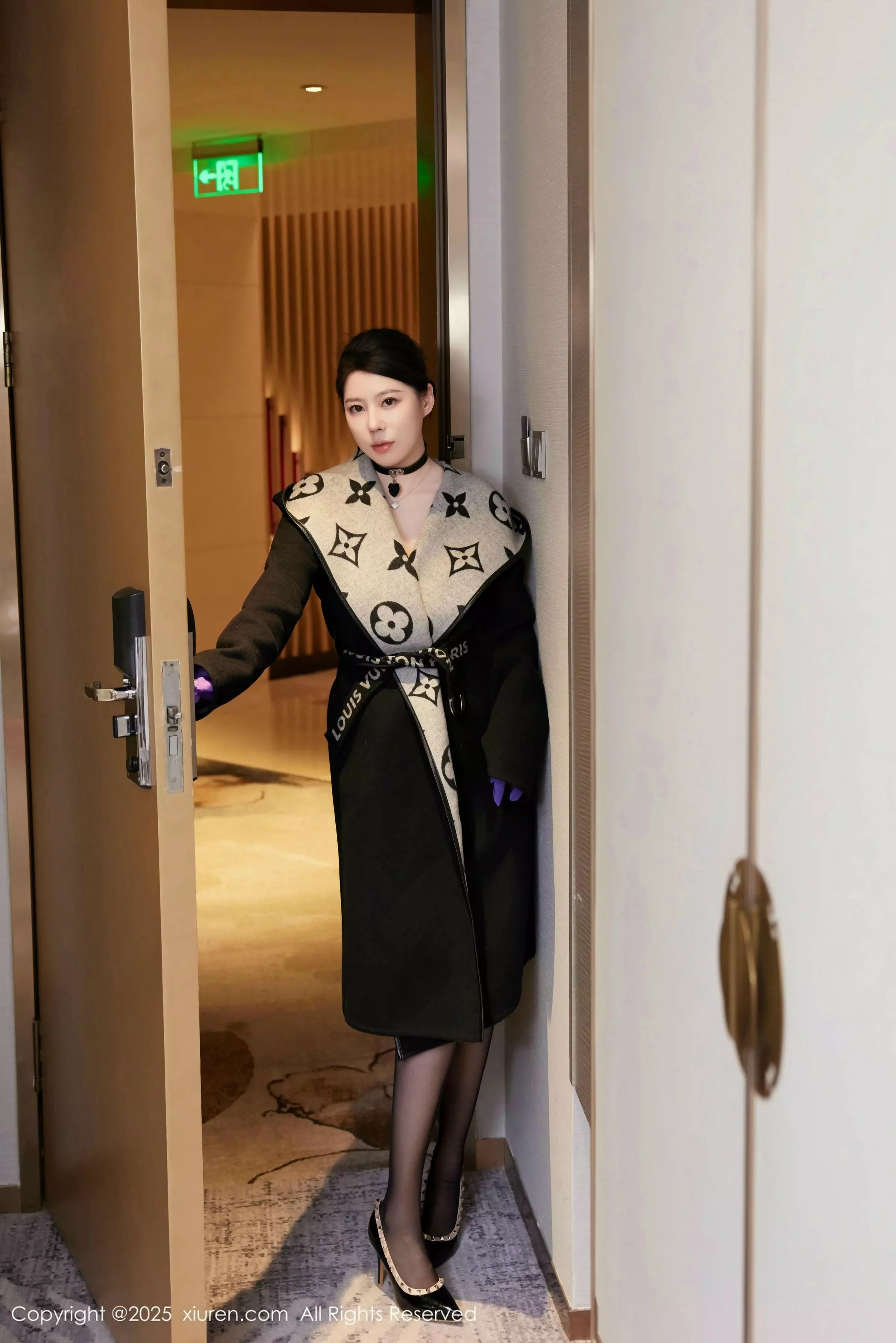 白茹雪abby性感紫色情趣内衣配黑丝吊袜秀丰腴身材绝美写真 第 11 张