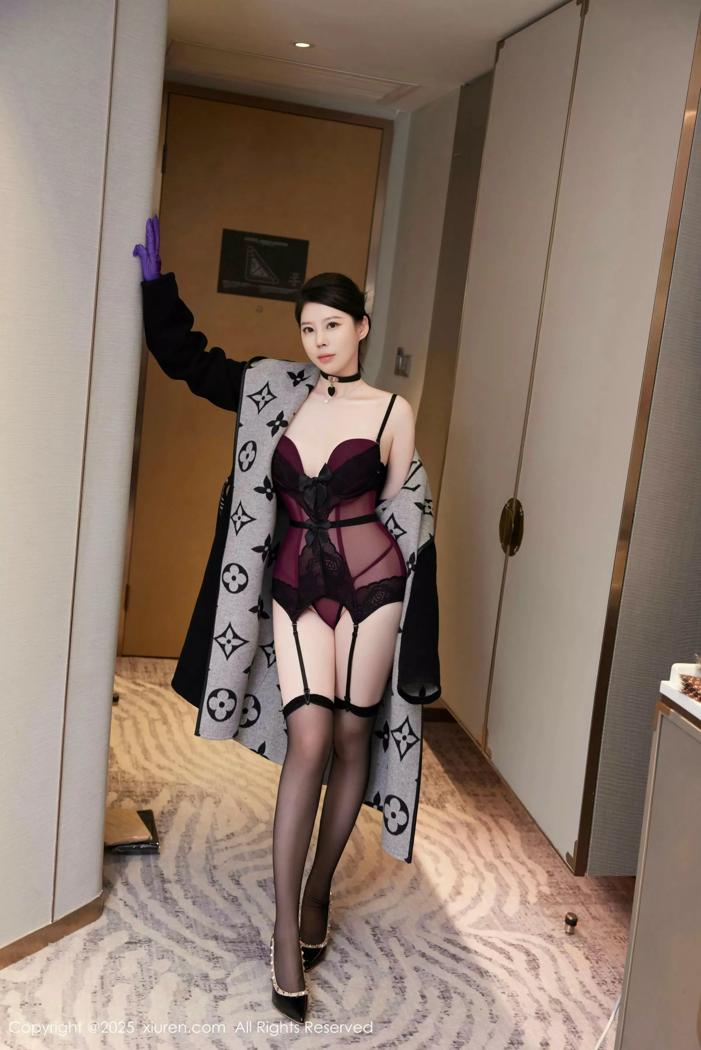 白茹雪abby性感紫色情趣内衣配黑丝吊袜秀丰腴身材绝美写真 第 24 张