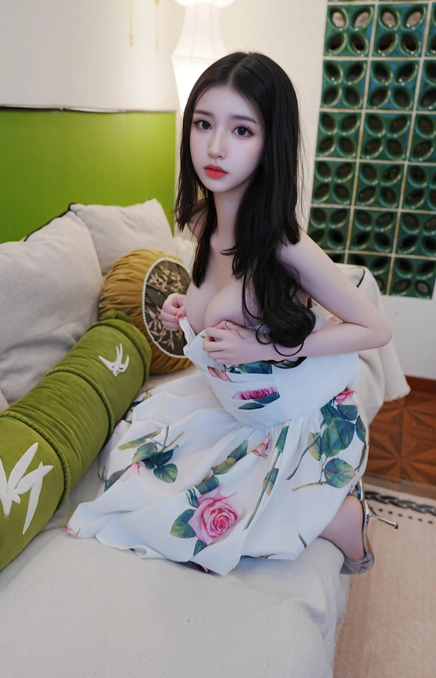 [秀人付费] 白小蝶 诱人私拍福利 肉丝花裙 第 81 张