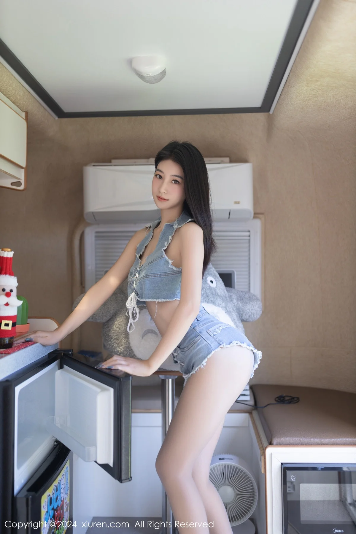 熊小诺性感牛仔布短款套装配超薄灰丝秀曼妙身姿绝美写真 第 1 张