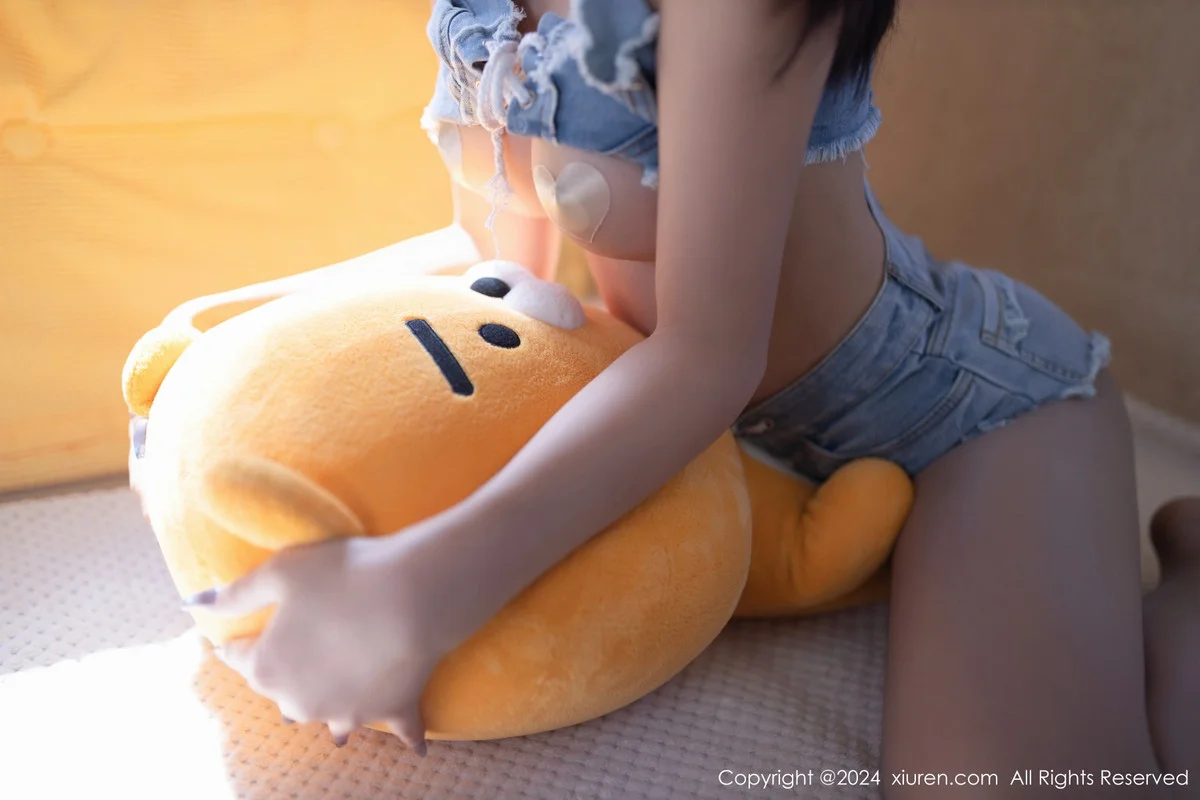 熊小诺性感牛仔布短款套装配超薄灰丝秀曼妙身姿绝美写真 第 12 张