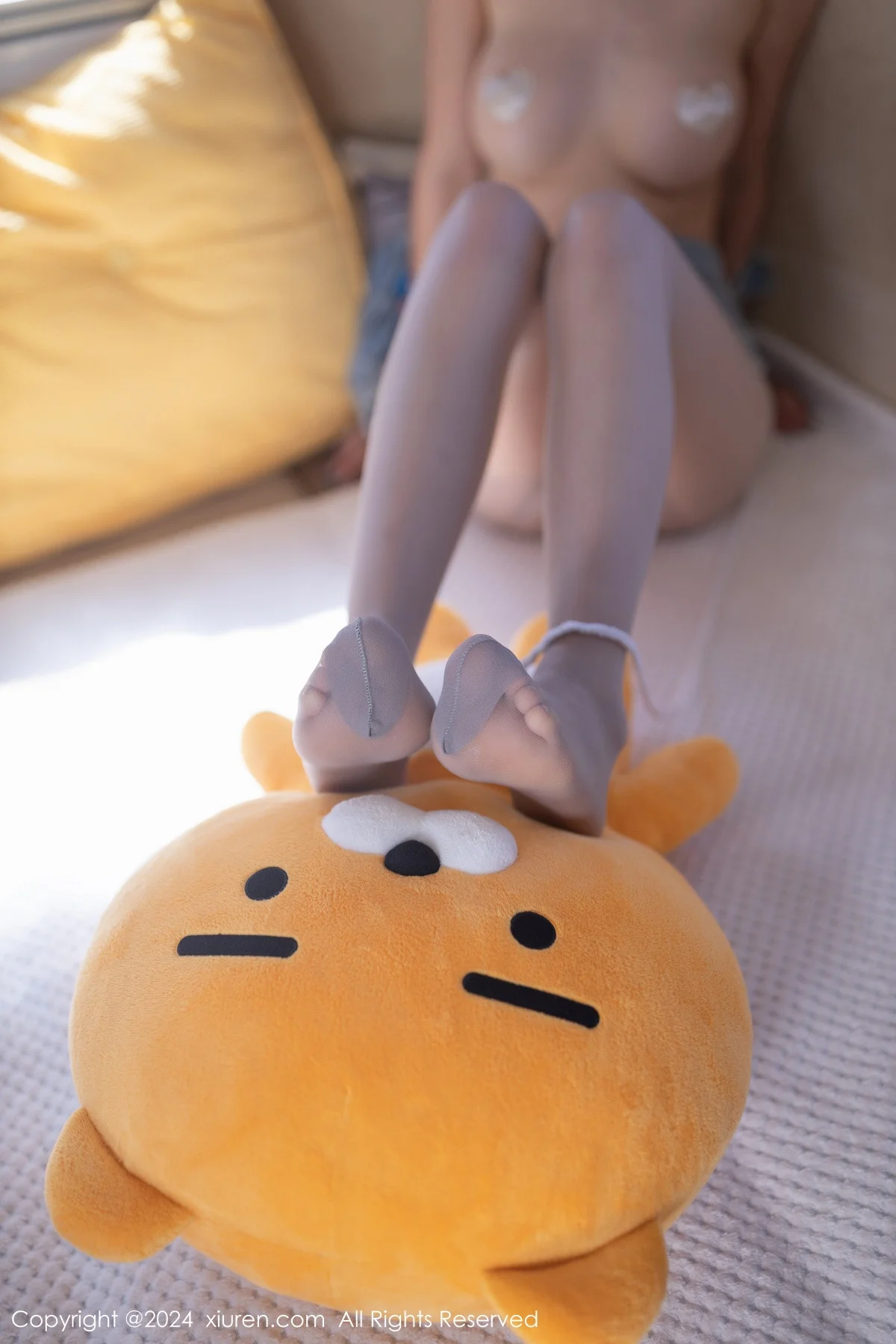 熊小诺性感牛仔布短款套装配超薄灰丝秀曼妙身姿绝美写真 第 28 张