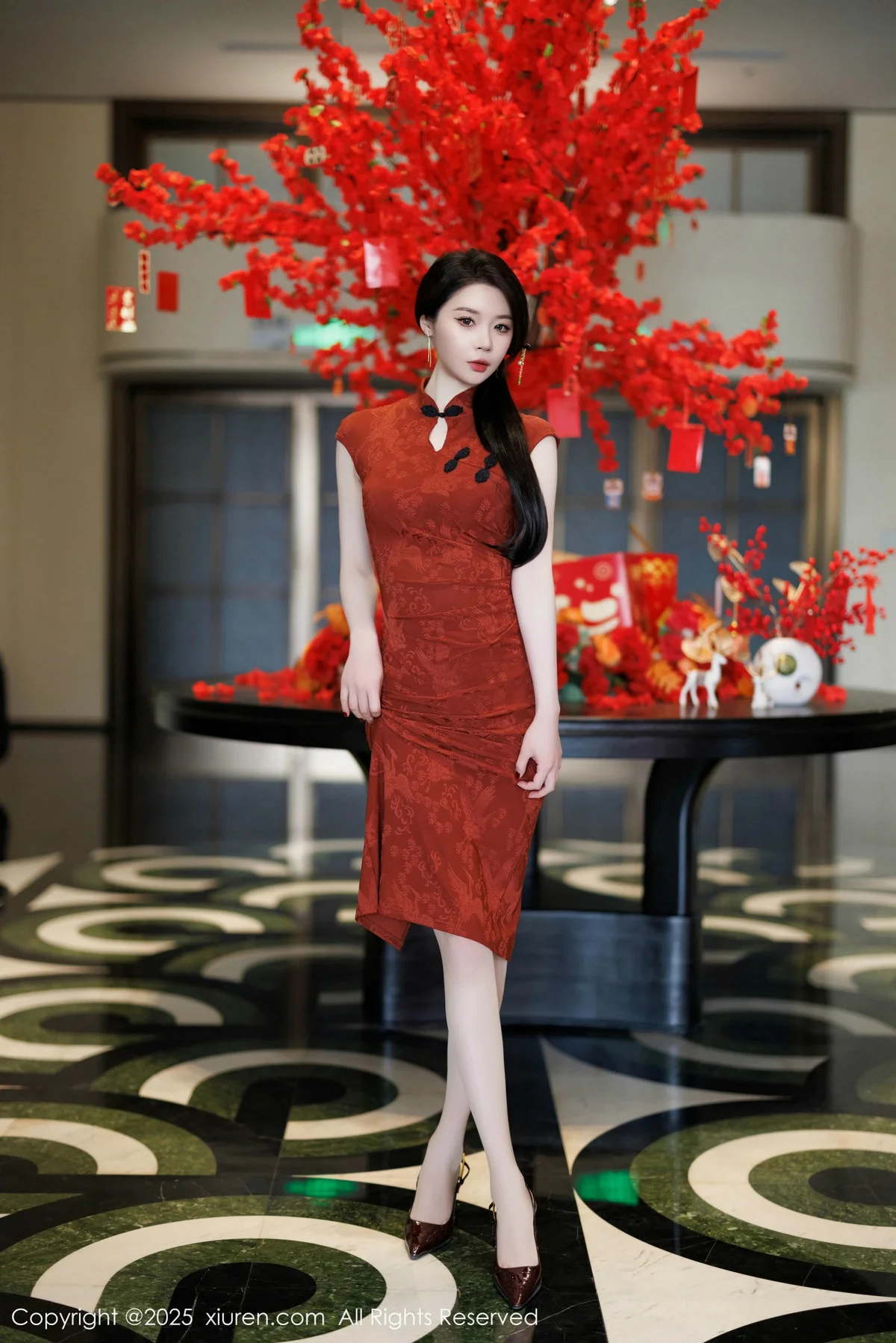 梦心玥性感红色旗袍服饰露红色内衣秀高挑曼妙身姿绝美写真 第 1 张