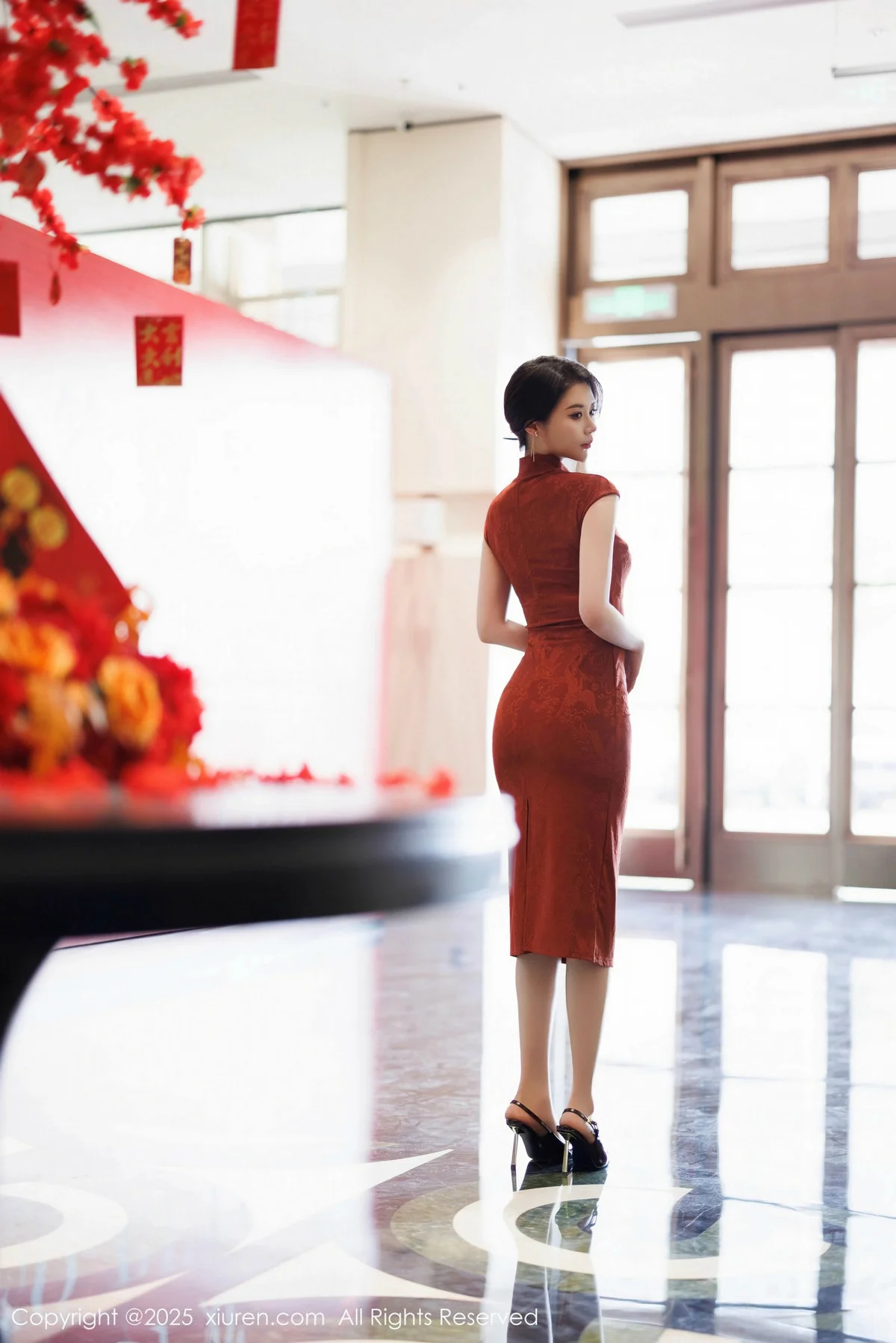 梦心玥性感红色旗袍服饰露红色内衣秀高挑曼妙身姿绝美写真 第 11 张