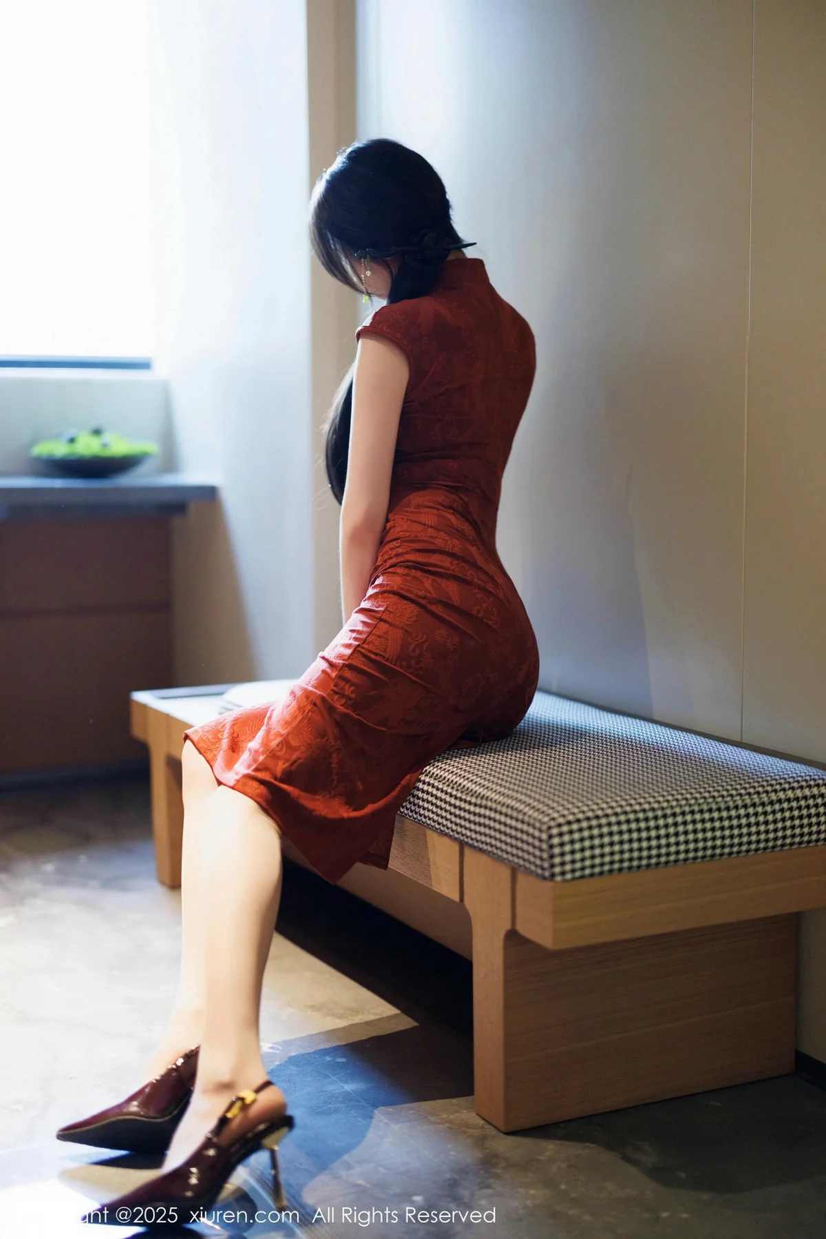 梦心玥性感红色旗袍服饰露红色内衣秀高挑曼妙身姿绝美写真 第 23 张