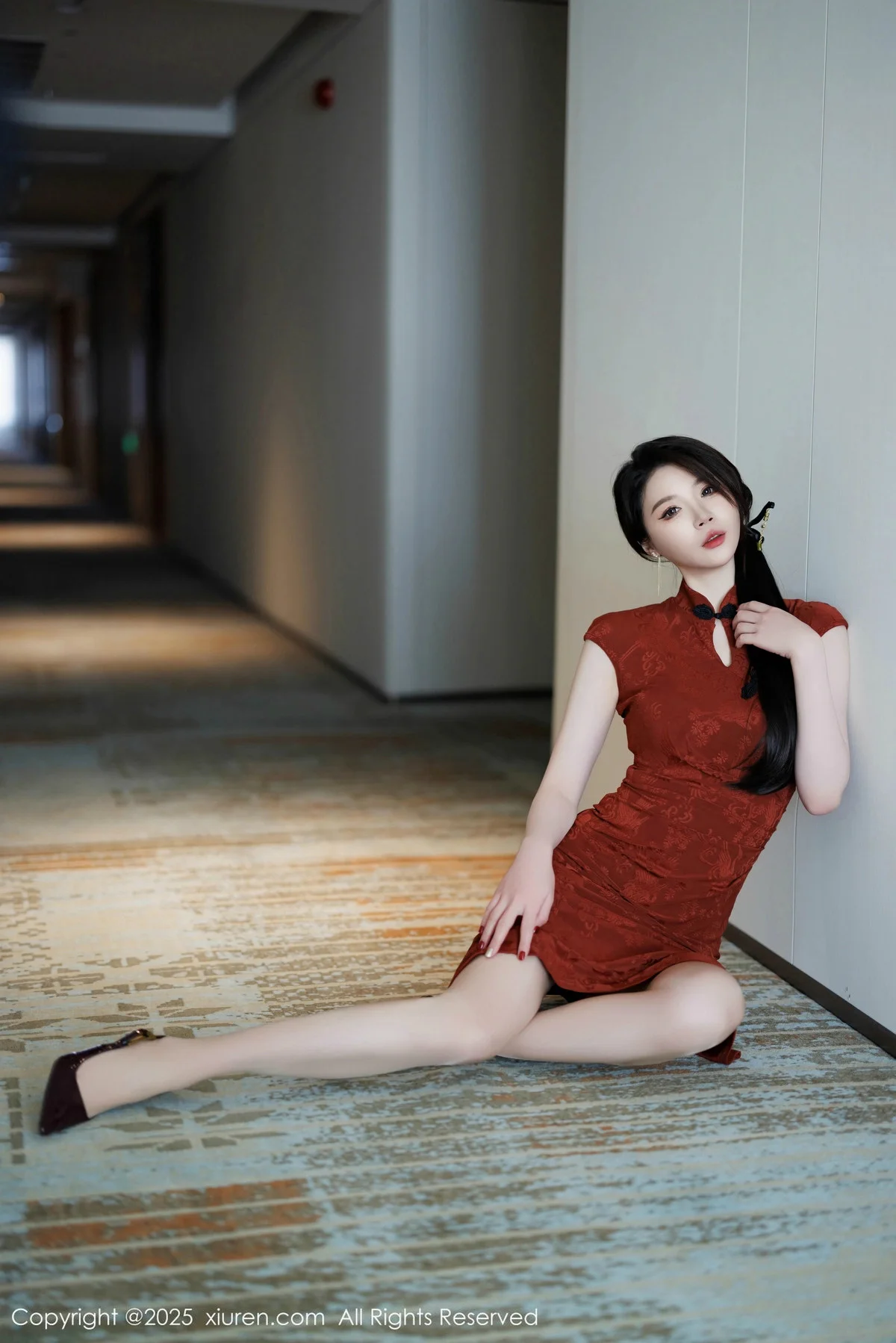 梦心玥性感红色旗袍服饰露红色内衣秀高挑曼妙身姿绝美写真 第 25 张