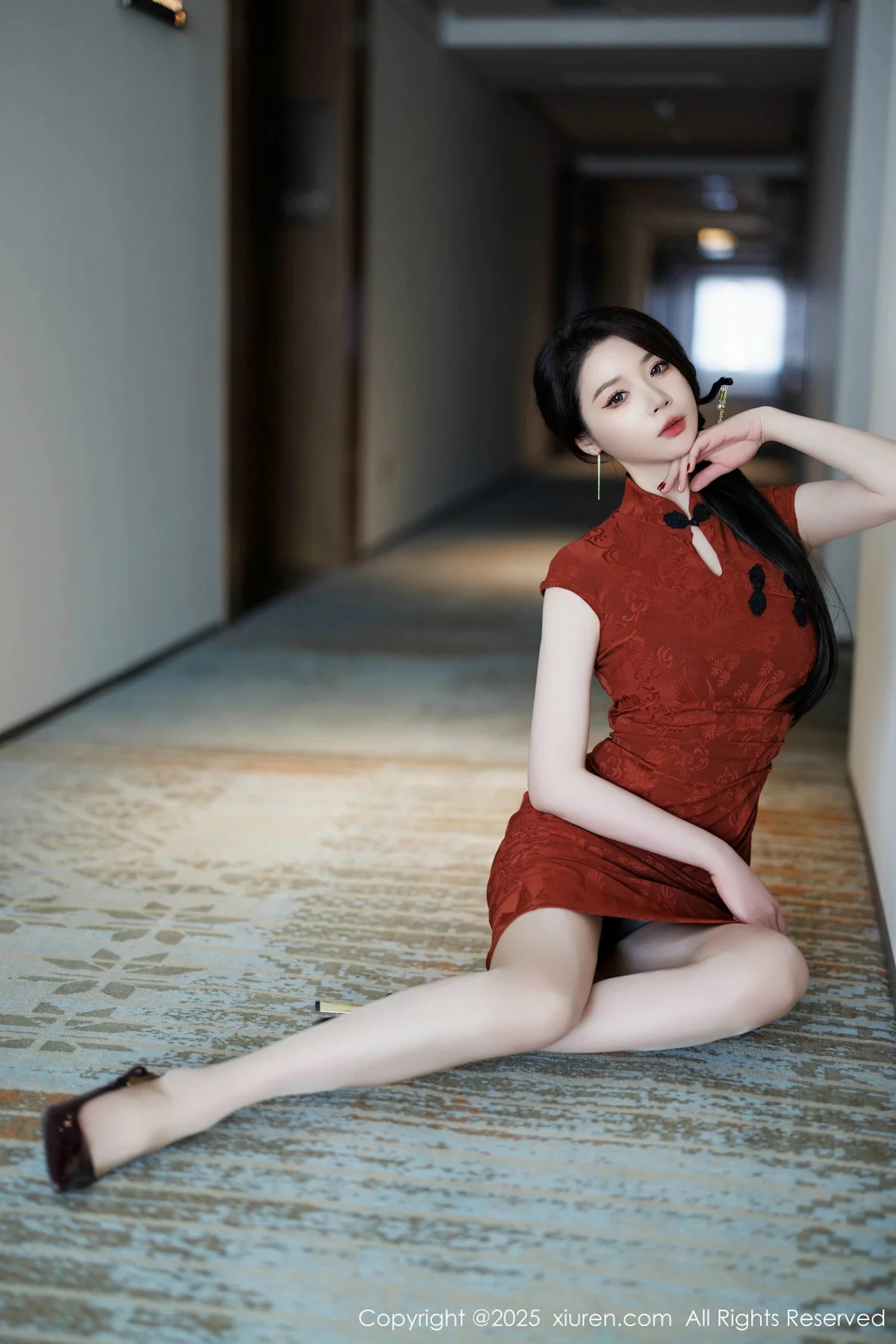 梦心玥性感红色旗袍服饰露红色内衣秀高挑曼妙身姿绝美写真 第 32 张