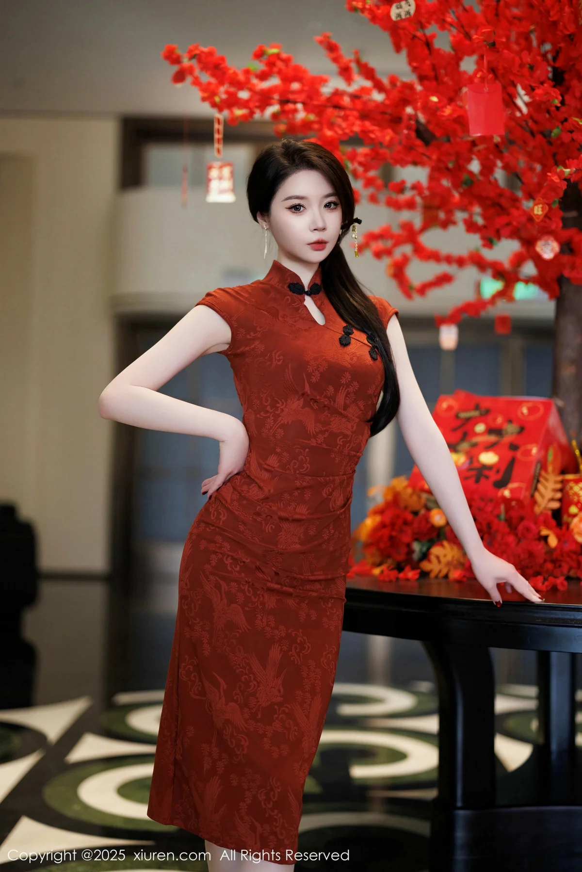 梦心玥性感红色旗袍服饰露红色内衣秀高挑曼妙身姿绝美写真 第 4 张