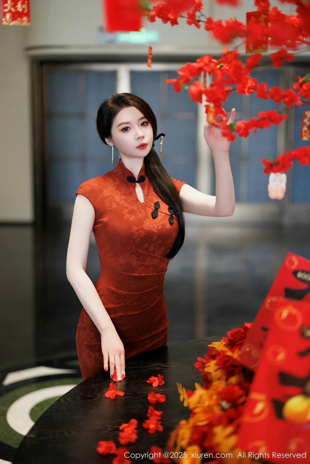 梦心玥性感红色旗袍服饰露红色内衣秀高挑曼妙身姿绝美写真 第 9 张