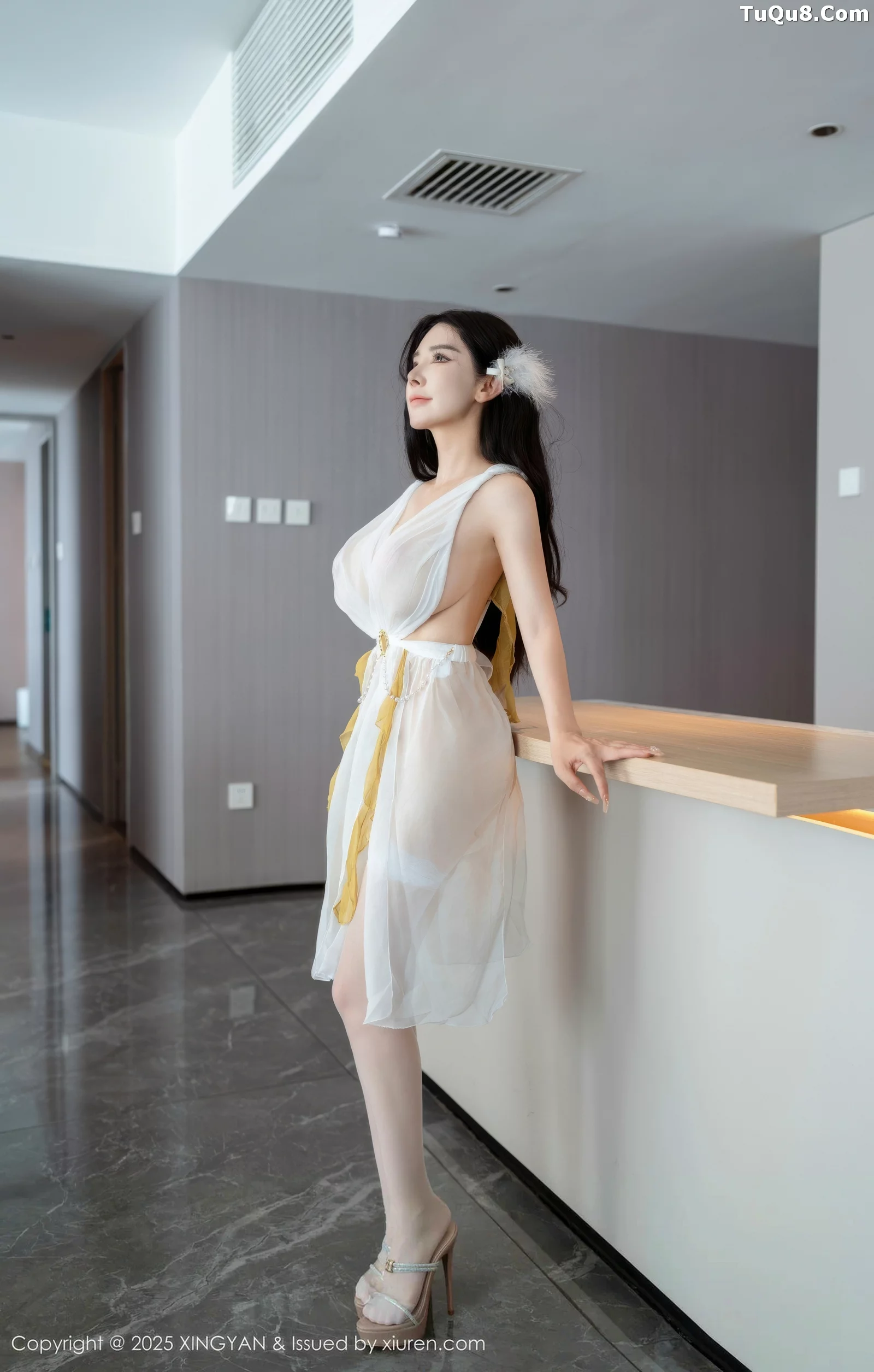 潘思沁性感白色情趣服饰配白色丝袜秀巨乳肥臀绝美写真 第 2 张