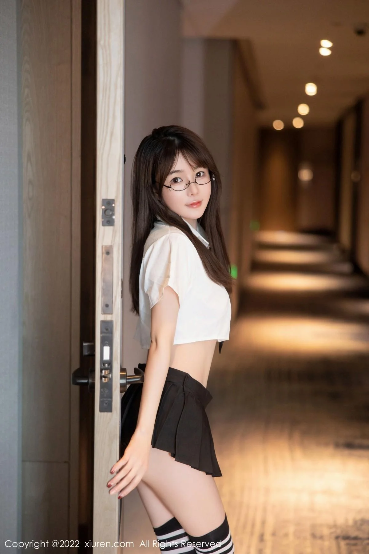 婠婠么性感学妹制服白色短T配黑短裙秀曼妙身姿绝美写真 第 2 张