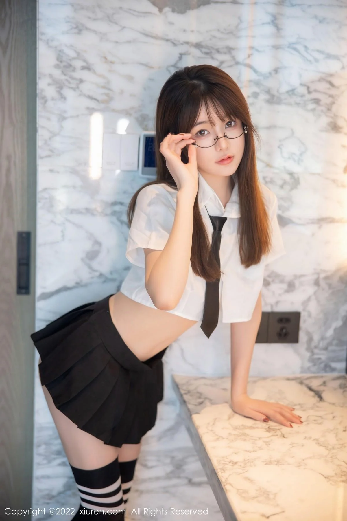 婠婠么性感学妹制服白色短T配黑短裙秀曼妙身姿绝美写真 第 34 张