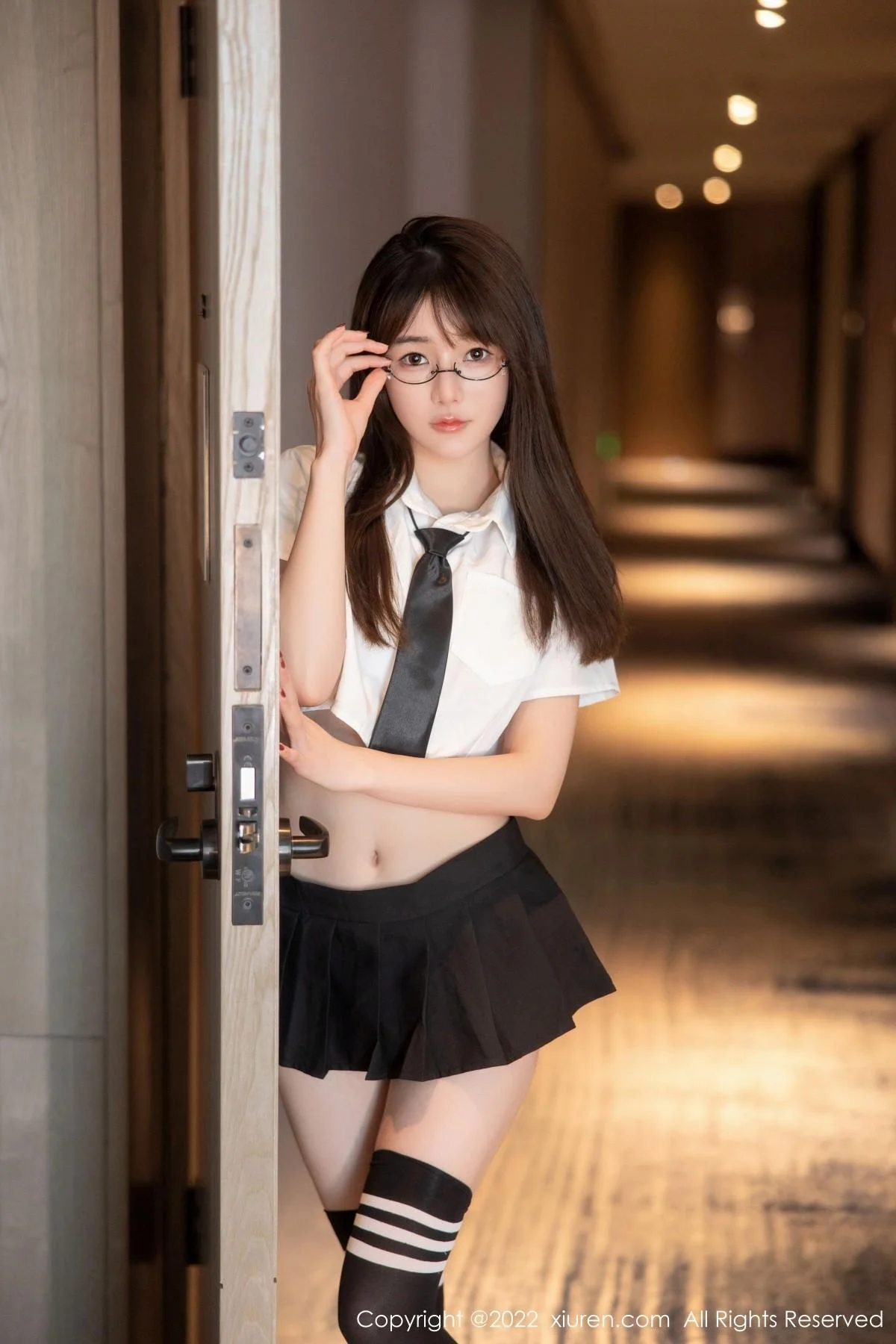 婠婠么性感学妹制服白色短T配黑短裙秀曼妙身姿绝美写真 第 4 张