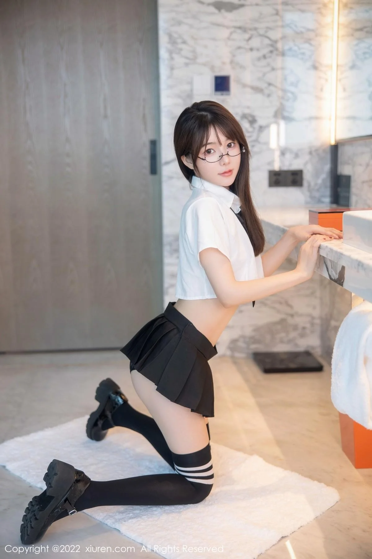 婠婠么性感学妹制服白色短T配黑短裙秀曼妙身姿绝美写真 第 53 张