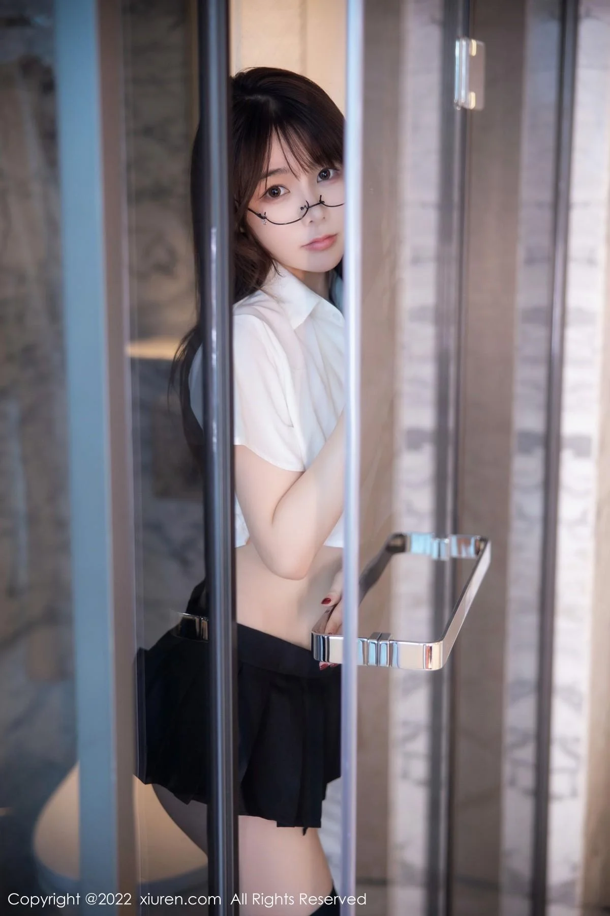 婠婠么性感学妹制服白色短T配黑短裙秀曼妙身姿绝美写真 第 88 张