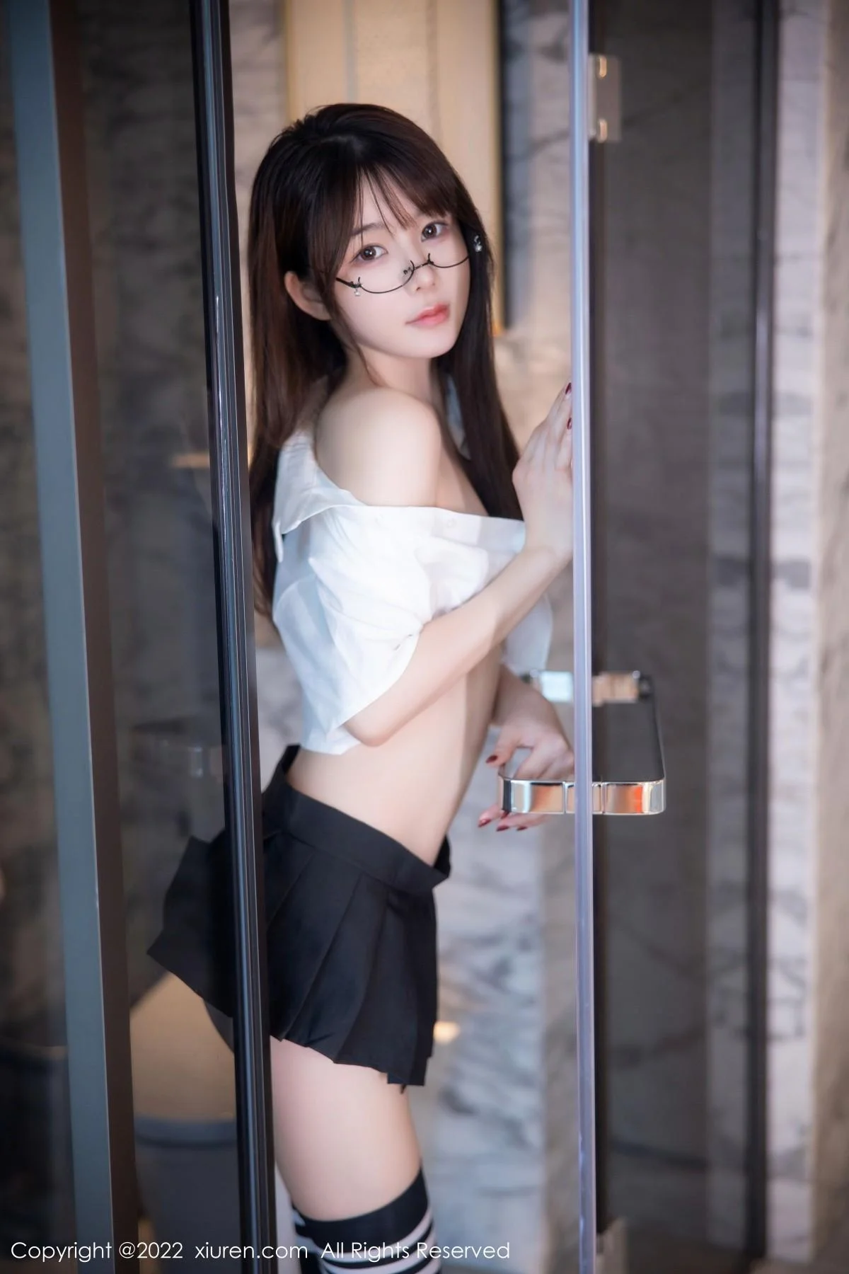 婠婠么性感学妹制服白色短T配黑短裙秀曼妙身姿绝美写真 第 89 张
