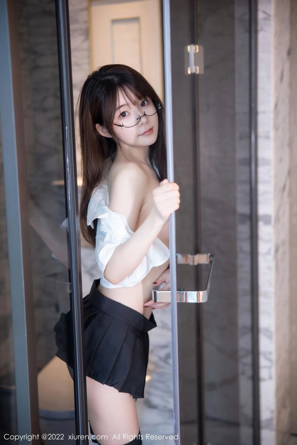 婠婠么性感学妹制服白色短T配黑短裙秀曼妙身姿绝美写真 第 90 张