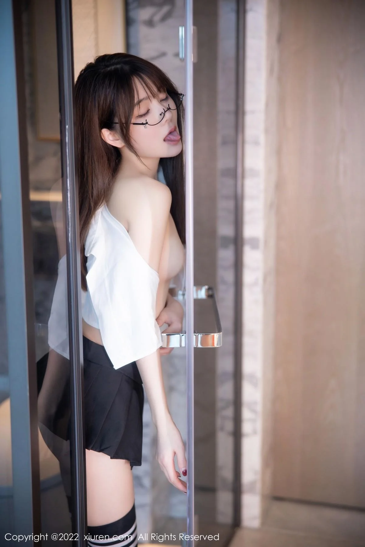 婠婠么性感学妹制服白色短T配黑短裙秀曼妙身姿绝美写真 第 92 张