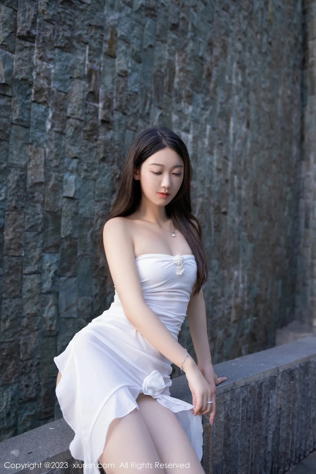 唐安琪泳池边白色薄纱礼裙配超薄肉丝秀完美身材绝美写真 第 14 张