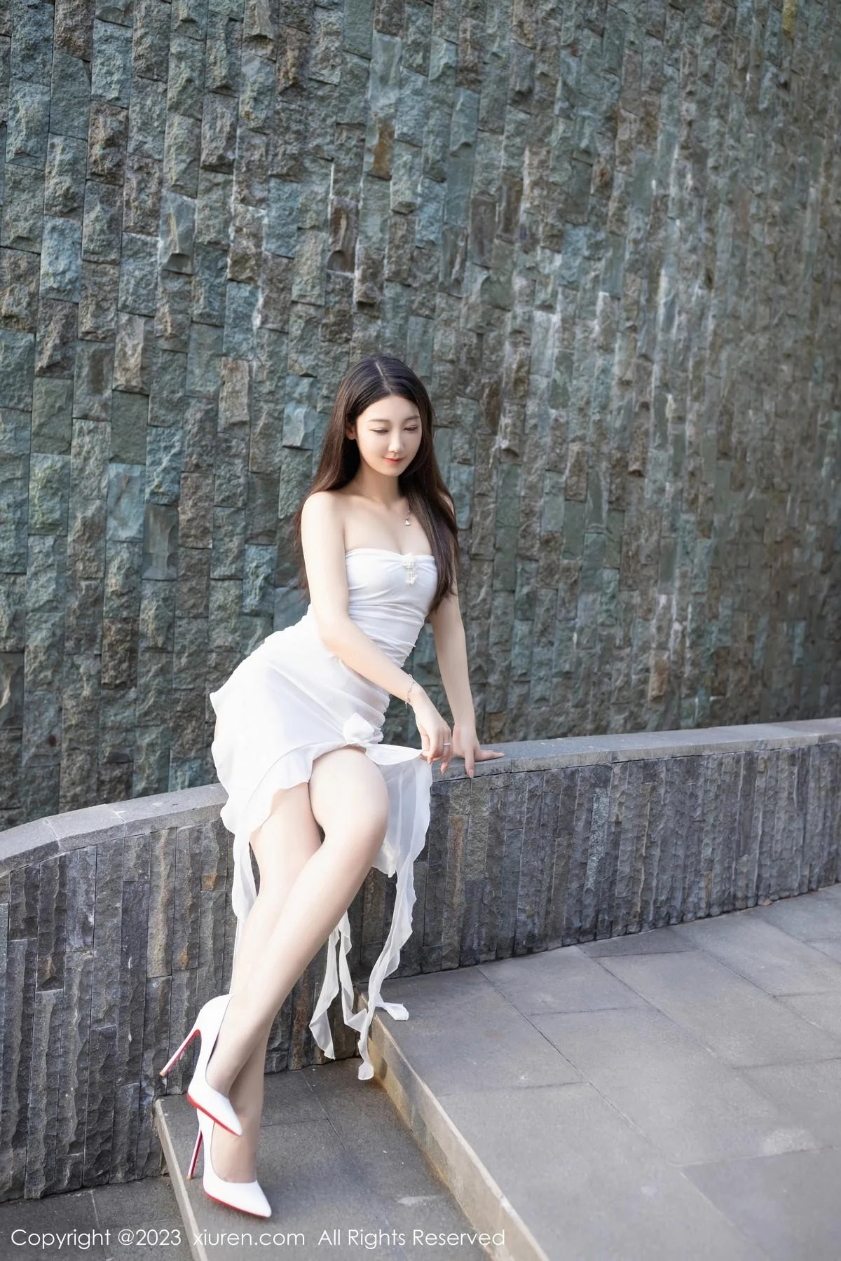 唐安琪泳池边白色薄纱礼裙配超薄肉丝秀完美身材绝美写真 第 15 张