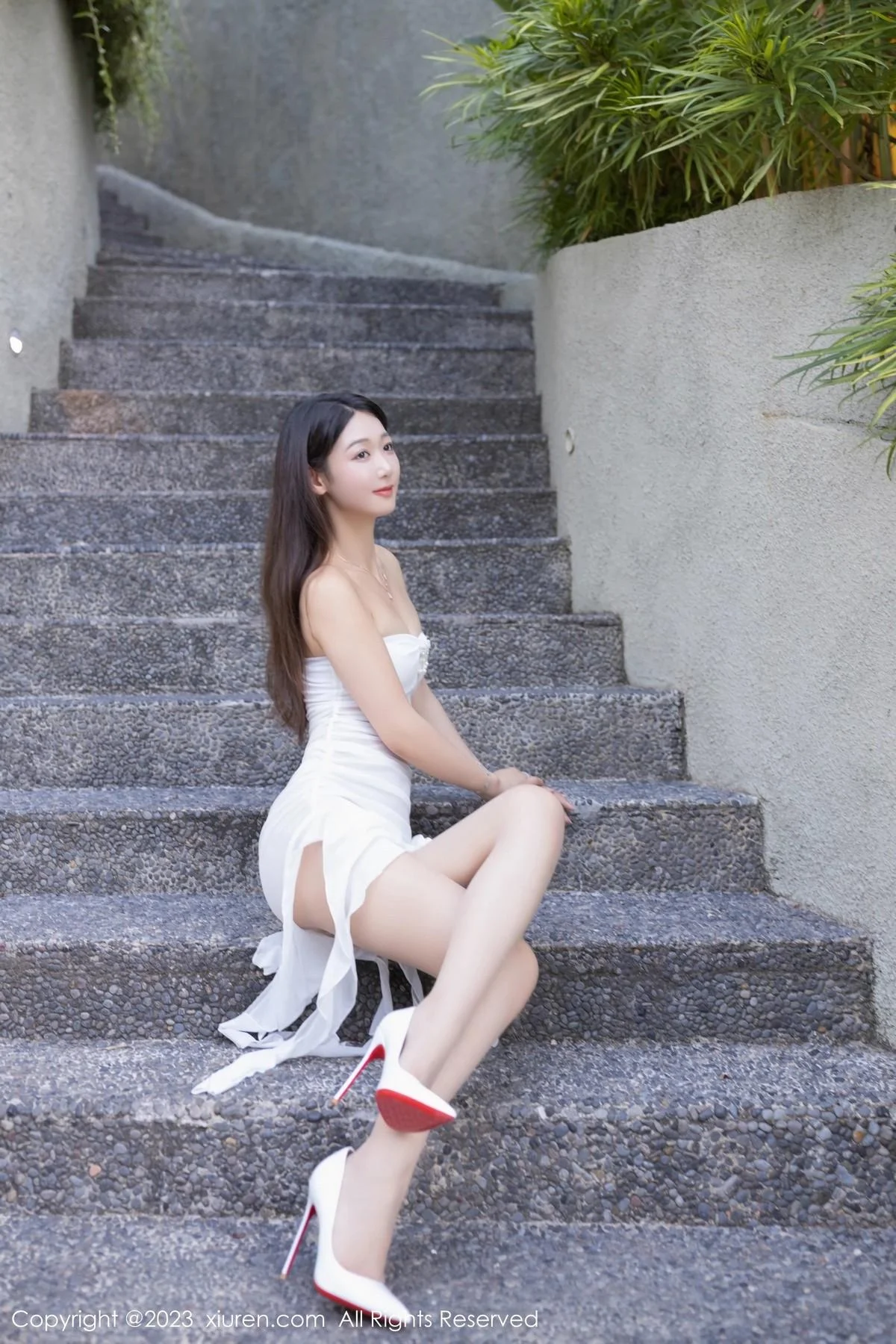 唐安琪泳池边白色薄纱礼裙配超薄肉丝秀完美身材绝美写真 第 17 张
