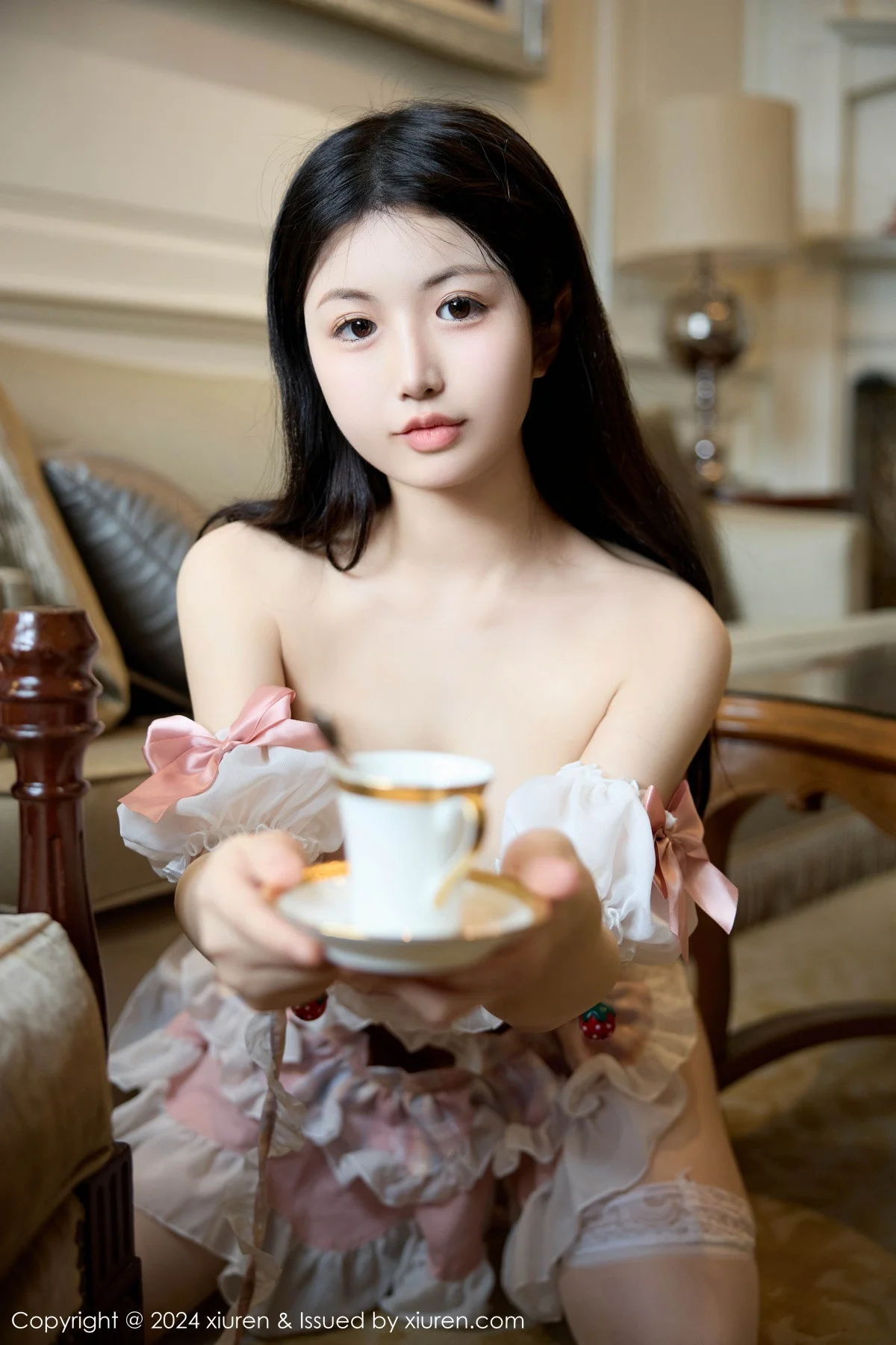 陈小花性感淡粉色蕾丝边女仆裙配白丝袜秀曼妙身姿绝美写真 第 18 张