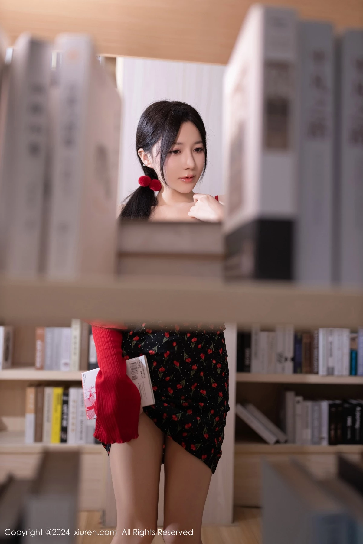 鱼子酱Fish图书馆场景花色吊带连衣短裙秀曼妙身姿绝美写真 第 12 张