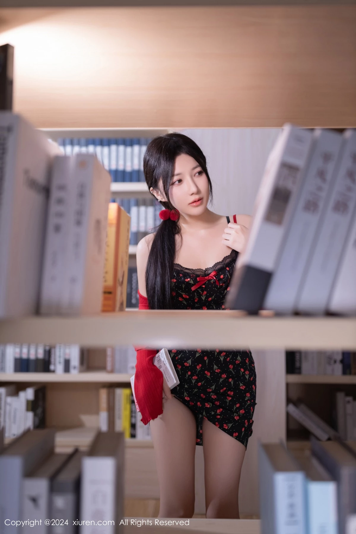 鱼子酱Fish图书馆场景花色吊带连衣短裙秀曼妙身姿绝美写真 第 13 张