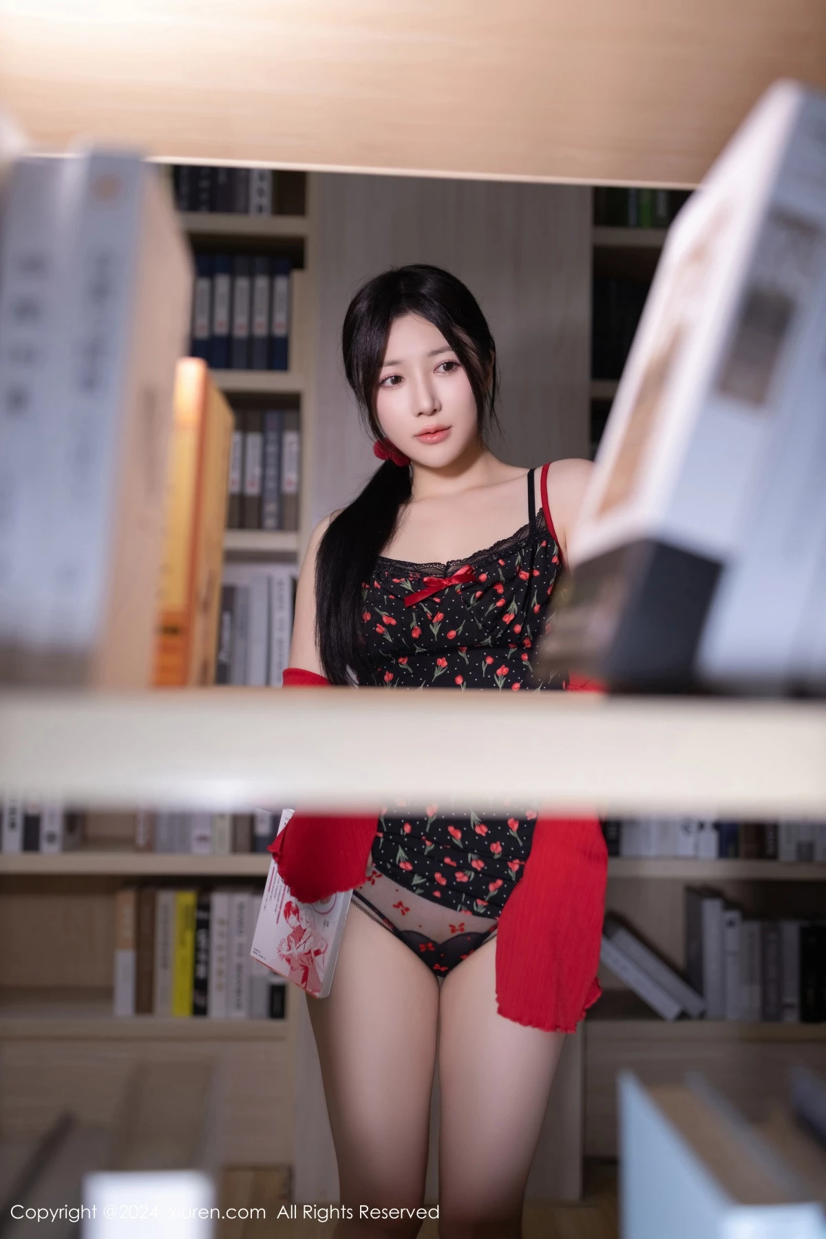 鱼子酱Fish图书馆场景花色吊带连衣短裙秀曼妙身姿绝美写真 第 15 张