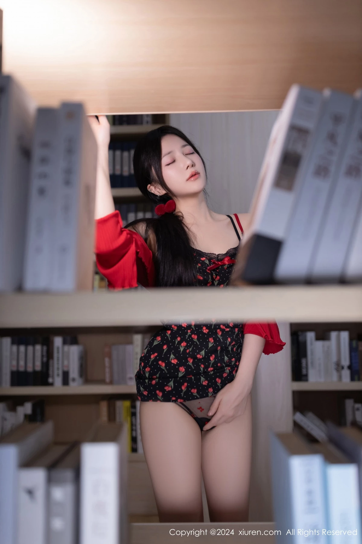 鱼子酱Fish图书馆场景花色吊带连衣短裙秀曼妙身姿绝美写真 第 24 张