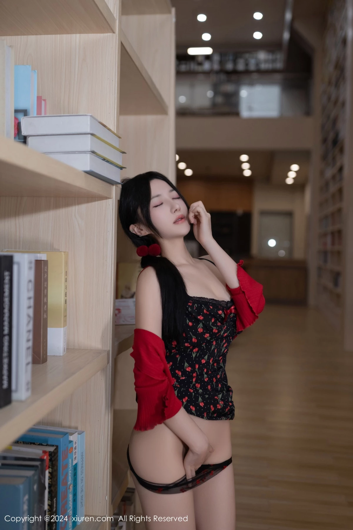 鱼子酱Fish图书馆场景花色吊带连衣短裙秀曼妙身姿绝美写真 第 34 张